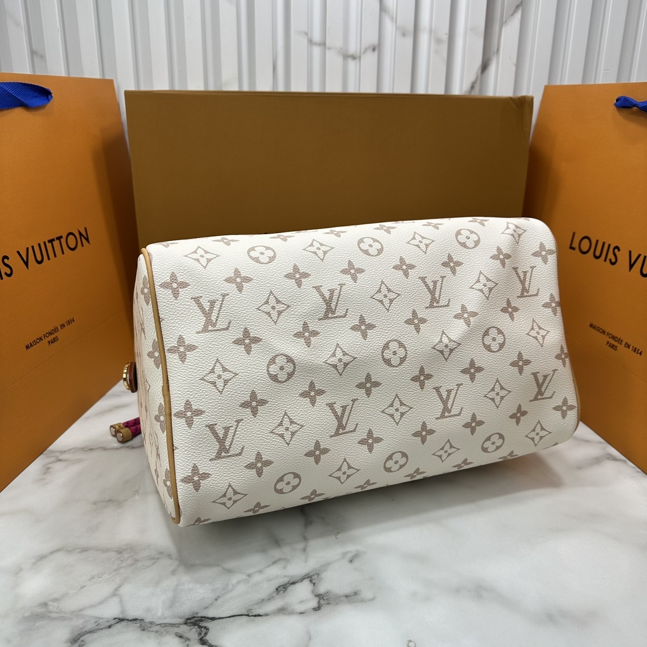 ORI หนังแท้ | LV Speedy Soft 30 Lucky Bag Monogram Dune/Pink กระเป๋าสะพายสปีดี้ทรงหมอน ทรงยอดนิยม สุดไอคอนิกดีไซน์ใหม่ แต่งแต้มสัมผัสเงางามดั่งอัญมณี ซับในสีชมพูพาสเทลตัดกัน โดดเด่นด้วยปมเชือกสีสันสดใส ตอกย้ำถึงความพิถีพิถันและใส่ใจในทุกรายละเอียด