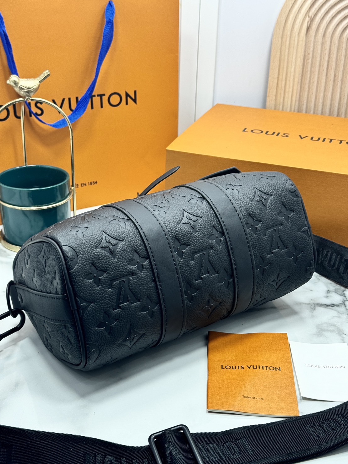 TOP ORI หนังแท้ | LV Keepall Bandoulière 25 กระเป๋าสะพายทรงหมอนสุดไอคอนิก หนังแท้ Taurillon ลายเกรน ฉลุลายโมโนแกรมสวยหรูคลาสสิก โทนสีหรูหราเข้ากันอย่างลงตัว