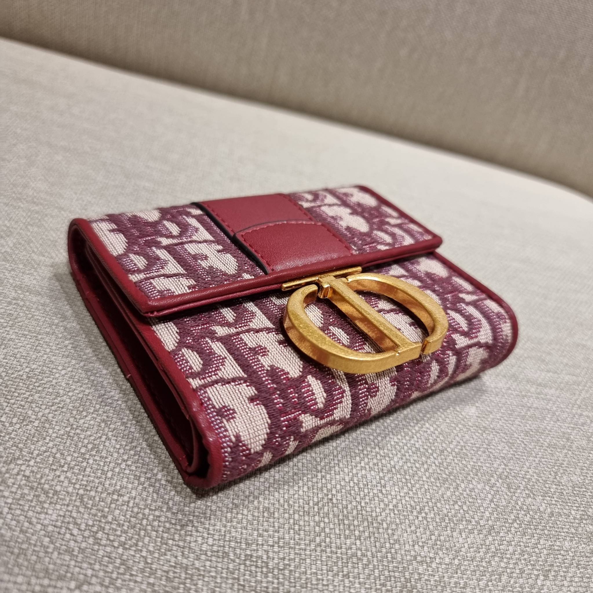 VIP 】CD TRIFOLD WALLET WITH GWP ที่สุดของความคลาสสิค กระเป๋าสตางค์ใบสั้นแบบพับ พรีเมี่ยมกิ๊ฟจากเคาน์เตอร์ วัสดุผ้าแคนวาสปักลาย สลับหนังแท้ภายใน โลโก้สีทองเหลือง สวยวินเทจ โดดเด่นเป็นเอกลักษณ์ ภายในมีช่องใส่บัตร ใส่ธนบัตร ใส่เหรียญได้ คัดมาให้แบบปังๆ ต้องจ