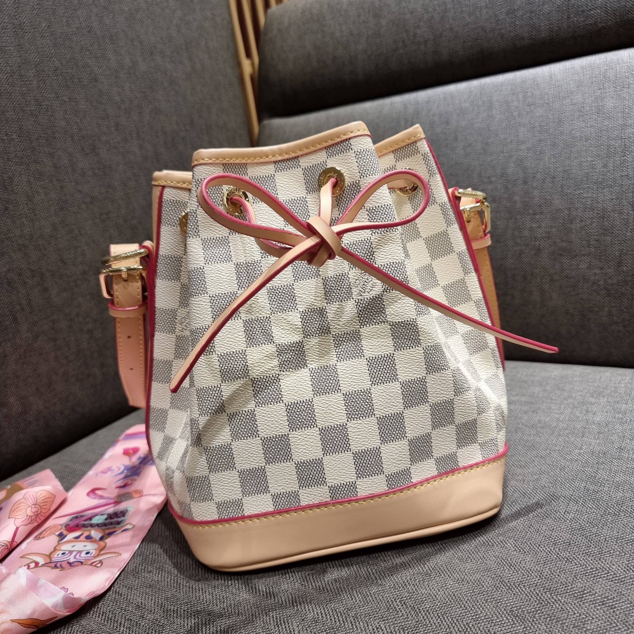 LV Noe bb damier azur กระเป๋าทรงขนมจีบสุดฮอต ราคาสุดคุ้ม ลิมิเต็ดมากๆ แถมฟรี ริบบิ้นแบรนด์เอนกประสงค์ จะใช้แทนสายรูดปากกระเป๋า ผูกเป็นโบว์ตกแต่งเก๋ๆ หรือจะพันถนอมสายสะพายยังได้ คุ้มจริง!! วัสดุหนังแคนวาส ภายในโล่งกว้าง ใส่ของได้ตามสะดวก สายสะพายปรับได้อีก