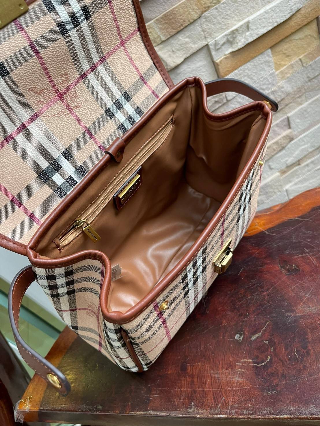 Burberry london kelly bag vintage with strap Gift Bag เป็นขนาดที่พอเหมาะกับการใช้ในชีวิตประจำวัน รูปทรงคลาสสิกที่ไม่ทิ้งในเรื่องของคุณสมบัติการใช้งานลวดลาย Vintage Check ที่ถือว่าเป็นสัญลักษณ์อันเก่าแก่ของแบรนด์ เสริมทุกสไตล์การแต่งตัวได้แบบไม่มีตกยุค พร้