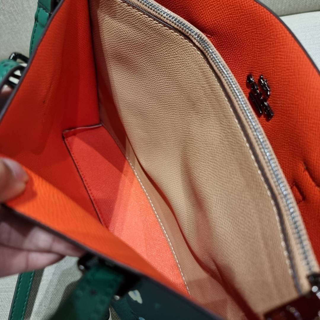 COACH C8613 MOLLIE TOTE 25 WITH MYSTICAL FLORAL PRINT คอลใหม่ล่าสุด ยังไม่เข้า shop ไทย สวยๆแบบไม่ต้องรอพรีฯให้ยาวนาน กับกระเป๋าโท้ทไซส์เล็กที่สาวๆต่างก็ต้องปักใจรัก สวยสมใจ ดีไซน์ลวดลายดอกไม้ คละเคล้าเต็มใบ สีสันสดใส น่าใช้สุดๆ วัสดุหนังแคนวาส ภายในโล่งก