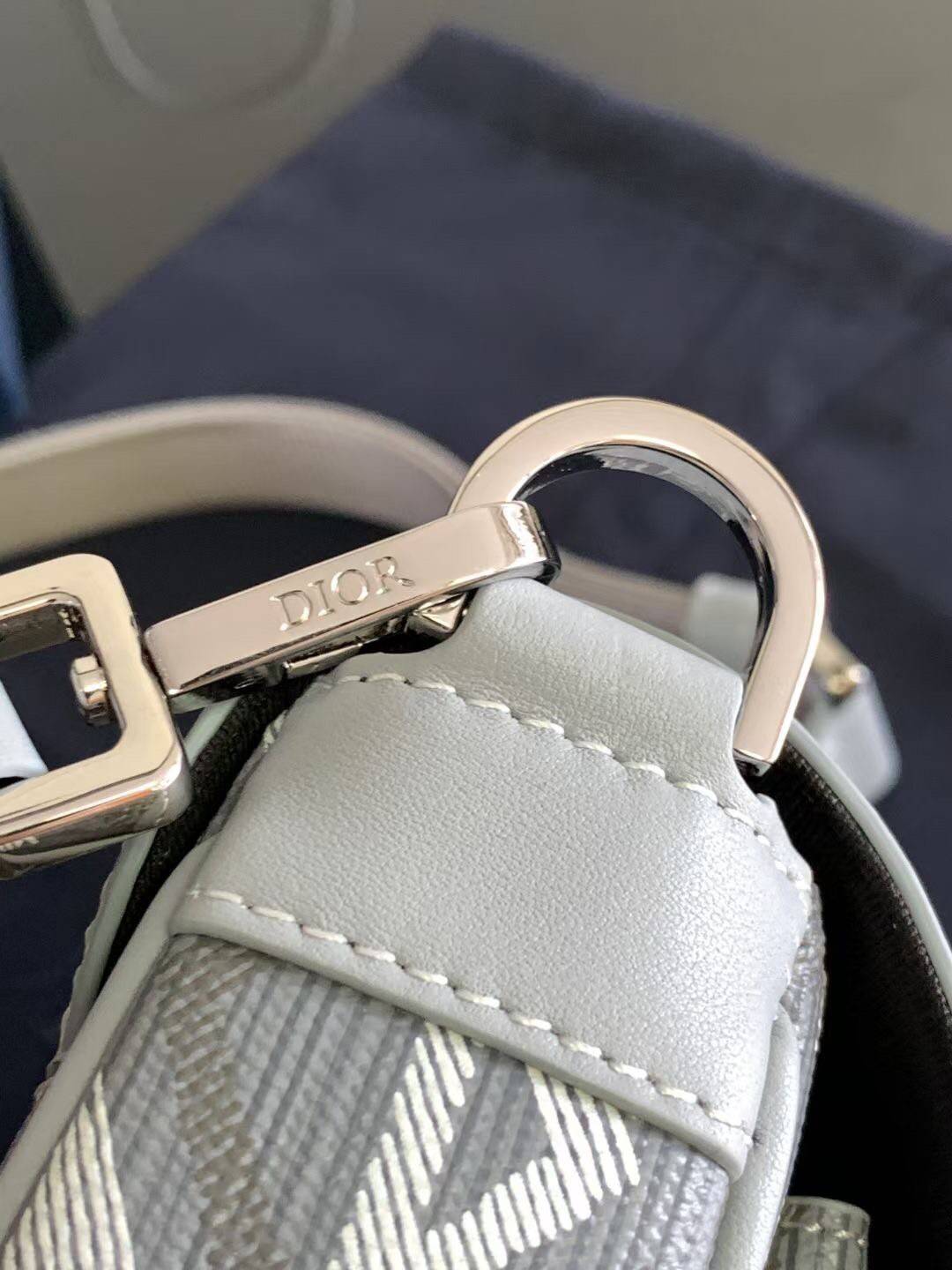 MINI DIOR HIT THE ROAD BAG / Dior Mini Messenger Bag / CD Diamond Messenger Bag ท็อปออริสลับแท้ เกรดดีสุด พร้อมส่ง กระเป๋าสะพาย รุ่นใหม่ล่าสุดคอล Summer 2023 ที่หนุ่มๆไม่ควรพลาด สวยหรูหราเป็นเอกลักษณ์แบรนด์