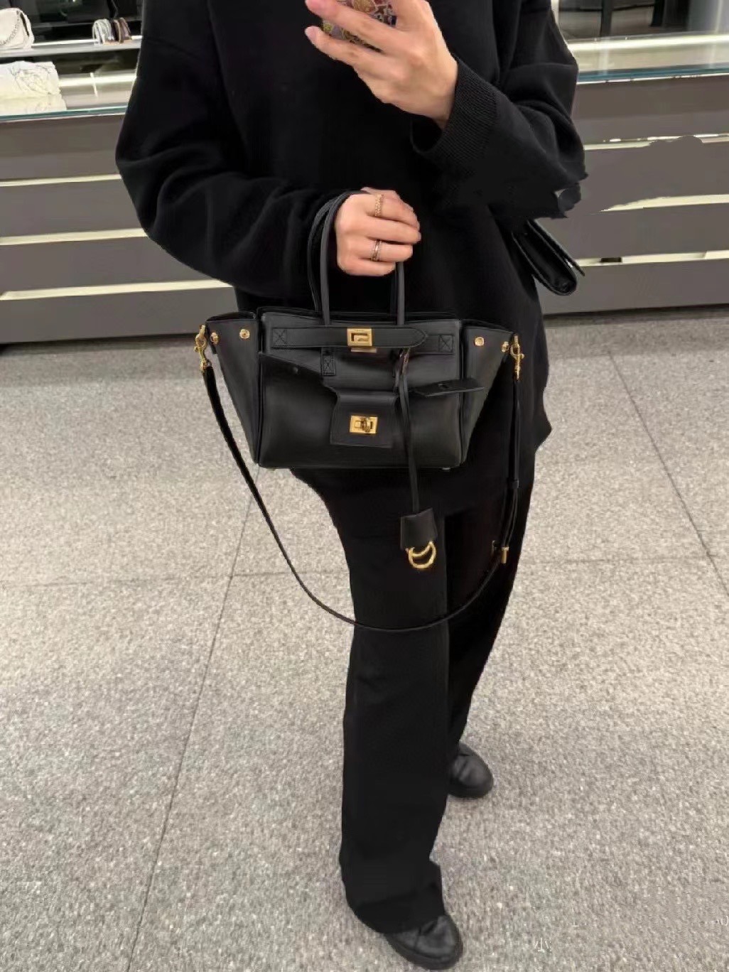 ORI หนังแท้ | Balenciaga Bel Air Carry All Bag Mini in Black smooth leather, aged-gold hardware ที่สุดของไฮแฟชั่น ดีไซน์เหนือกาลเวลาสุดไอคอนิค ต้องยกให้แบรนด์นี้เลยค่ะ กระเป๋าสะพายดีไซน์สวย!! หรู!! เลิศ!! ไม่ซ้ำใคร