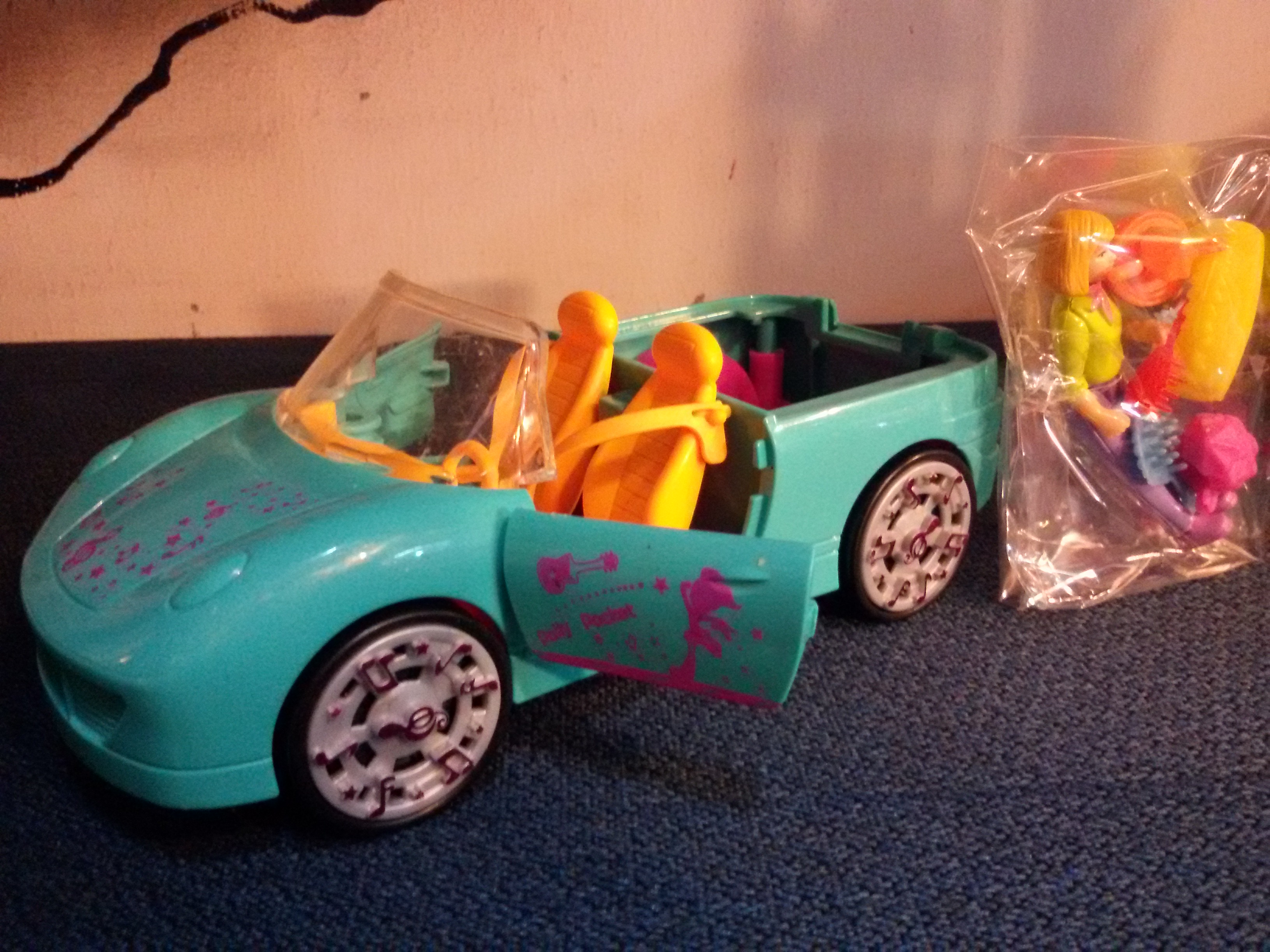 Polly Pocket Car มีตัวเล่นและอุปกรณ์ให้ตามภาพค่ะ