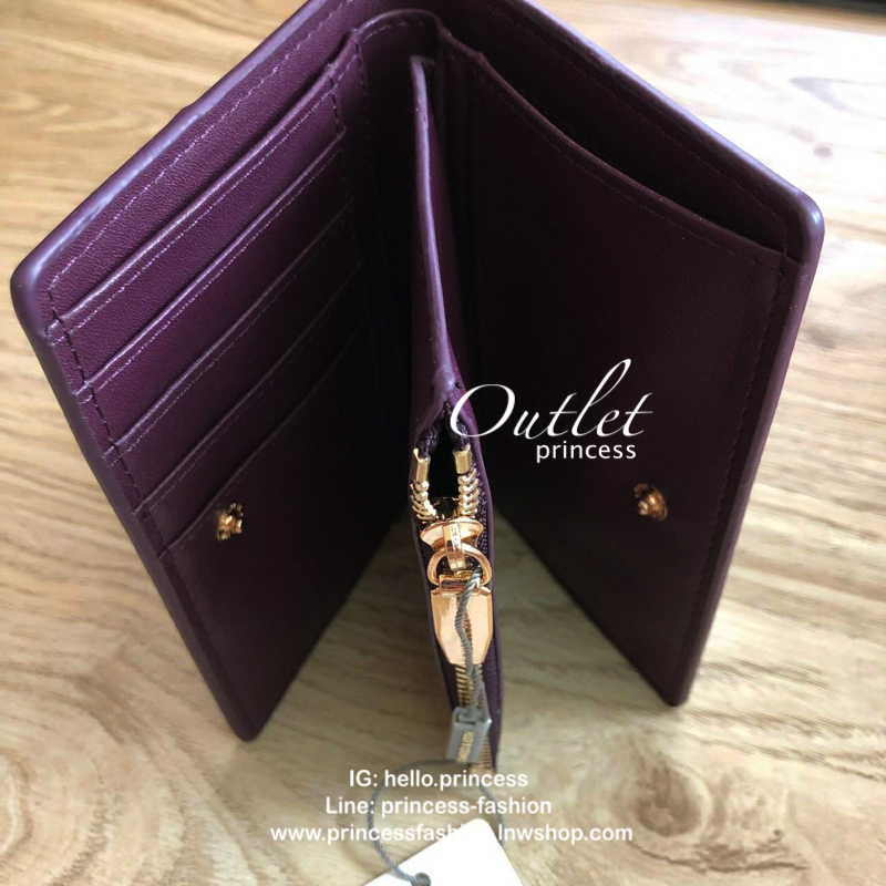 Charles & Keith Classic Snap-Button Wallet กระเป๋าสตางค์ใบสั้นพับ 2 ตอน ด้านหน้ามีโลโก้แบรนด์ เปิด - ปิดด้วยกระดุม ภายในมีช่องใส่ธนบัตร ช่องใส่บัตร และช่องซิปใส่เหรียญ