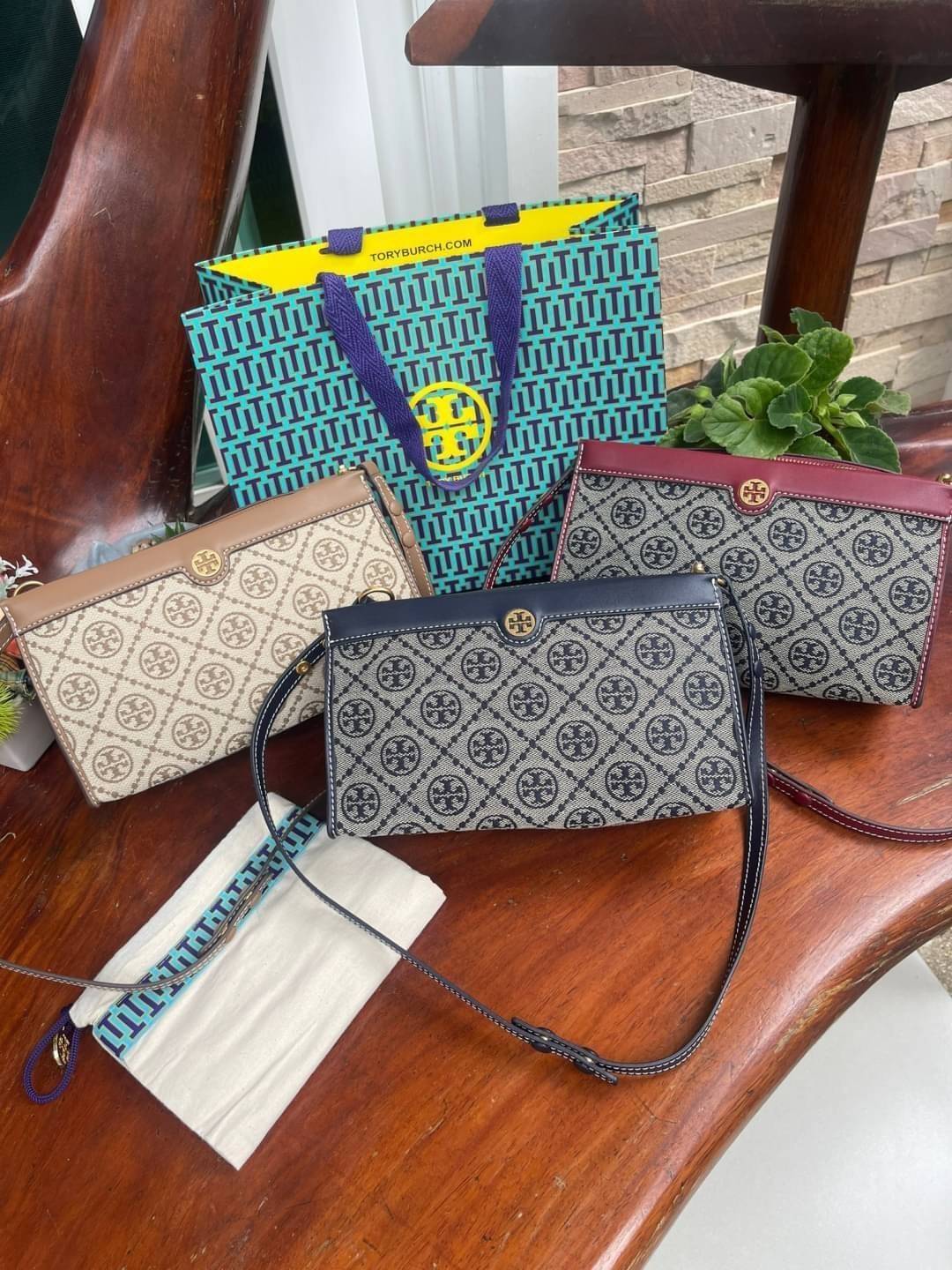 Tory burch t monogram jacquard mini pouchette ปังไม่หยุดกับลวดลาย T Monogram ที่มารังสรรค์ลงบนไอเท็มต่างๆ ในคอลเล็กชั่นต่างๆ สำหรับในรุ่นนี้มาในทรง mini pouchette ที่ได้ดีไซน์น่ารักๆแบบลุคช์ไฮโซ ที่สามารถปรับสายสั้นยาวได้ด้วยกระดุมสแน็ป ต่างออกไปกับคอลเลค