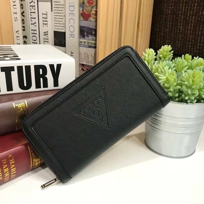 GUESS FACTORY LONG WALLET กระเป๋าสตางค์ใบยาวซิปรอบหนัง Saffiano สวยอยู่ทรงสไตล์ PRADA ด้านหน้ามีโลโก้แบรนด์สวยน่าใช้ เปิดปิดด้วยซิปรอบหัวซิปแบรนด์ ภายในมีช่องซิป ช่องใส่ธนบัตรและช่องใส่บัตรหลายช่อง สวยน่าใช้ทุกสี ภาพถ่ายจากสินค้าจริงพร้อมส่งที่ไทยราคาดีห้