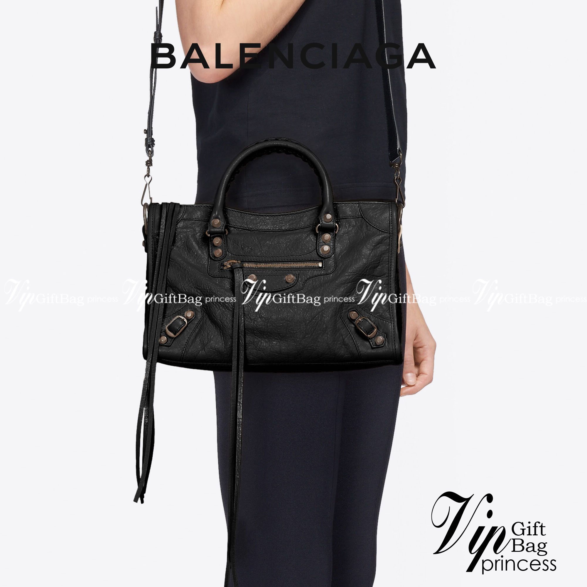 หนังแท้ BALENCIAGA CLASSIC CITY SMALL SHOULDER BAG in black Arena lambskin อะไหล่เงิน / ทอง การสร้างสรรค์ที่มีเอกลักษณ์เฉพาะตัว หรูหรา สีดำคลาสสิก วัสดุหนังแกะแท้ทั้งใบ ภายในโล่งกว้างจุของได้เยอะ เกรดออริจินอล ตอบโจทย์ได้ทุกลุค ทุกไลฟ์สไตล์ คูลๆ เท่ๆ ภาพส
