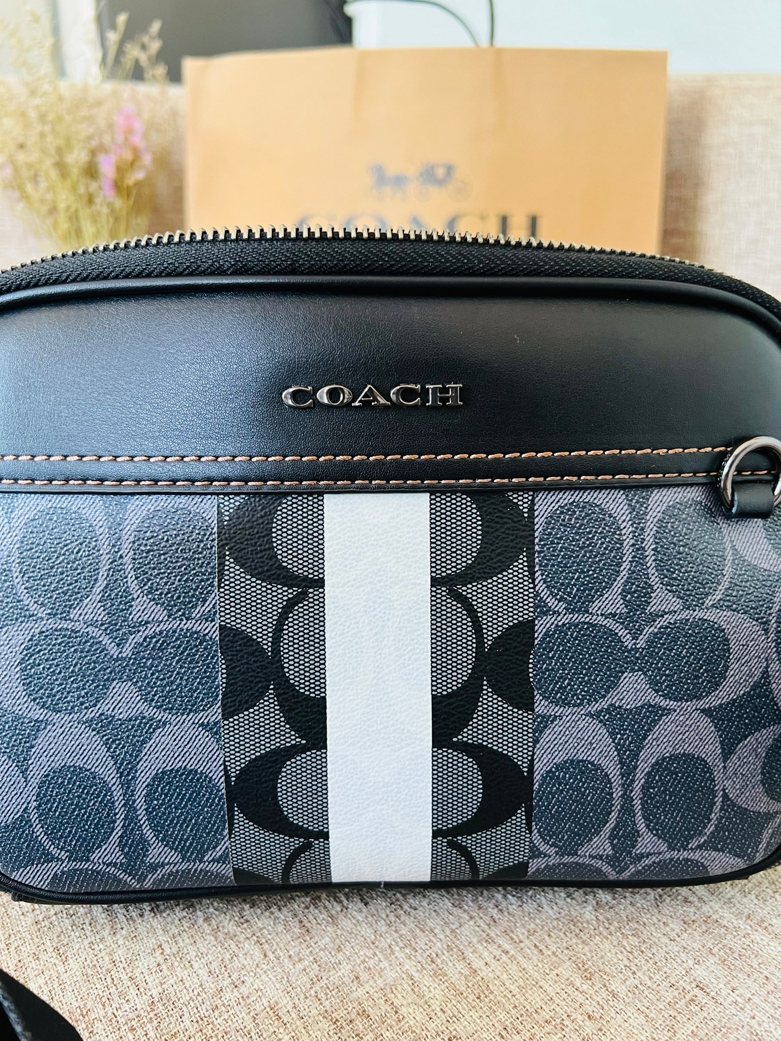 COACH Graham Crossbody In Blocked Signature C9965 กระเป๋าสะพายข้างผู้ชาย กระเป๋าผ้าเคลือบซิกเนเจอร์และหนังอย่างดี ภายในกระเป๋าเอนกประสงค์ ปิดซิปคู่ ซับในผ้า กระเป๋าสลิปด้านนอก สายปรับได้ยาว 25 นิ้ว สำหรับสะพายไหล่หรือสะพายข้าง