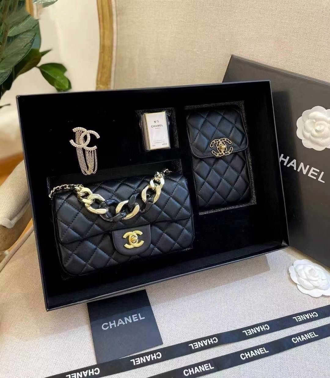 CHANEL GIFT BOX SET Chanel Holiday Makeup & Beauty Gift Sets สุดหรูชวนให้สะสม สุดยอดไอเท็มหายากพร้อมเสิร์ฟครบชุด limited สุดคุ้ม มาพร้อมกระเป๋าสะพายถึง 2 ใบ รุ่นยอดฮิตทั้งนั้น!!ที่พิเศษยังมีน้ำหอมตัวท็อปมาให้อีก chanel no.5 ที่แสนจะเย้ายวน ในขนาด 7.5 ml. 