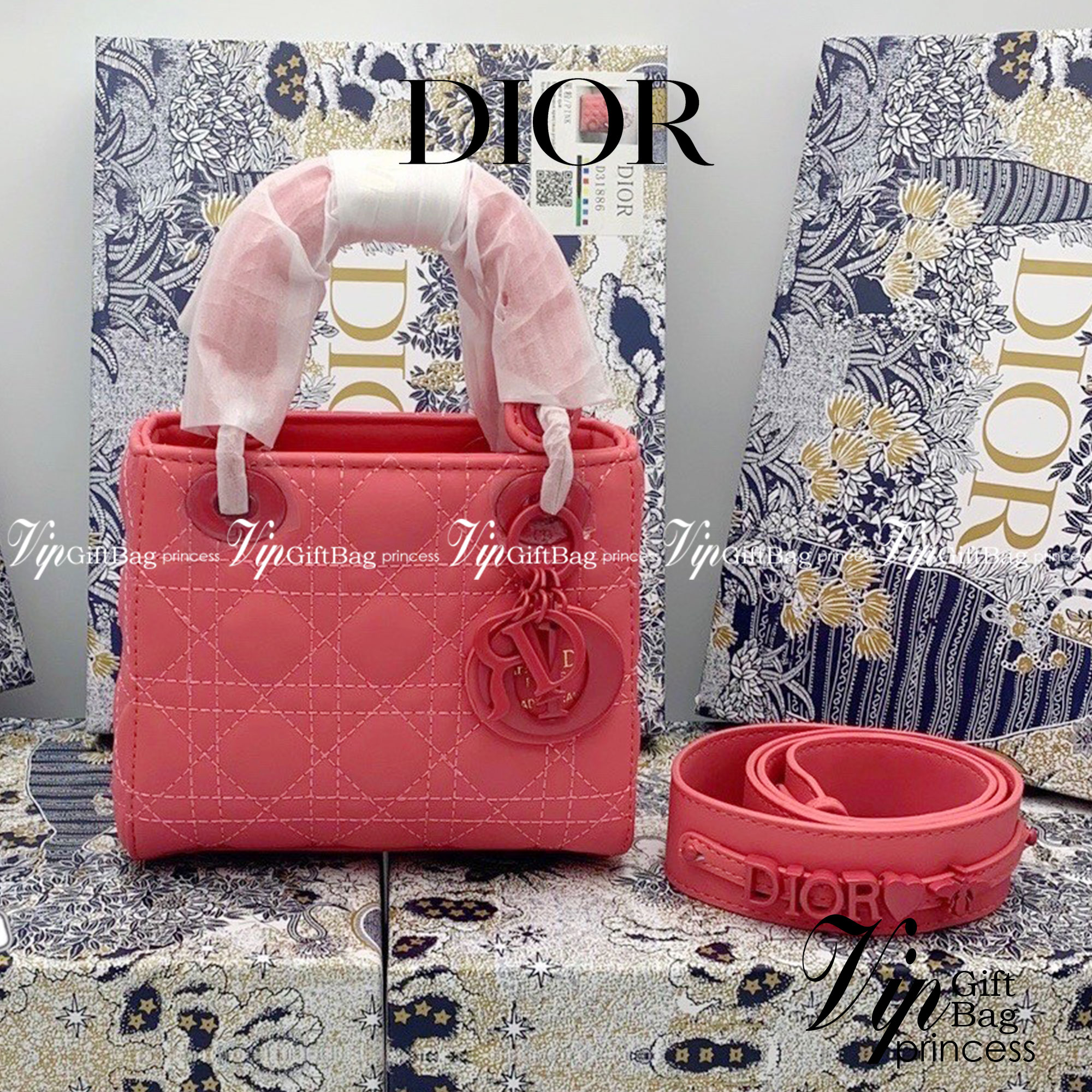 DIOR CD LADY BAG / Christian Dior Lady Dior Ultra-Matte Bag พร้อมส่ง 6 โทนสีพาสเทลหวานๆ น่ารักละมุน ตัวห้อยโลโก้โทนสีเดียวกับกระเป๋า น่ารักมากค่ะ ดีไซน์เรียบง่าย แต่แฝงไปด้วยความหรูหรา วัสดุหนังแท้ ทรงกล่องคลาสสิค มีหูจับในตัวและสายครอสบอดี้สุดเลิศ ที่มาพ