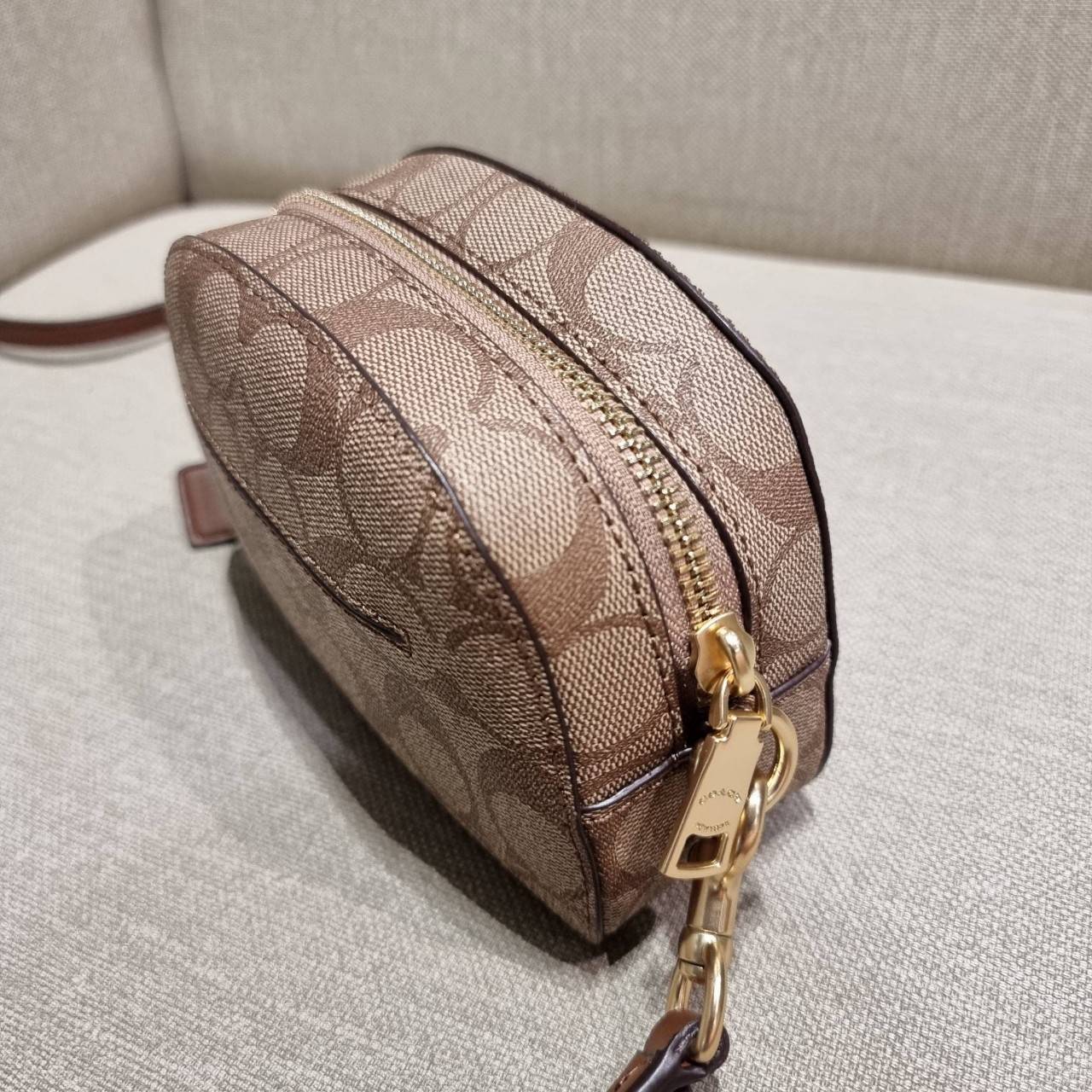 COACH 2628 MINI SERENA CROSSBODY IN SIGNATURE CANVAS ใหม่ที่สุด!! พร้อมส่งทุกสีเด็ด!! ย่อส่วนกระเป๋าสะพายคอลเลคชั่นยอดฮิต มินิเซเรนา ที่รับรองว่าน้องน่ารักม้ากกก!! ขนาดเล็กกุ๊งกิ๊ง แต่ดีเทลยิ่งใหญ่ วัสดุหนังแคนวาสเคลือบลาย เปิด-ปิดด้วยซิป สะดวกใช้ ภายในเป