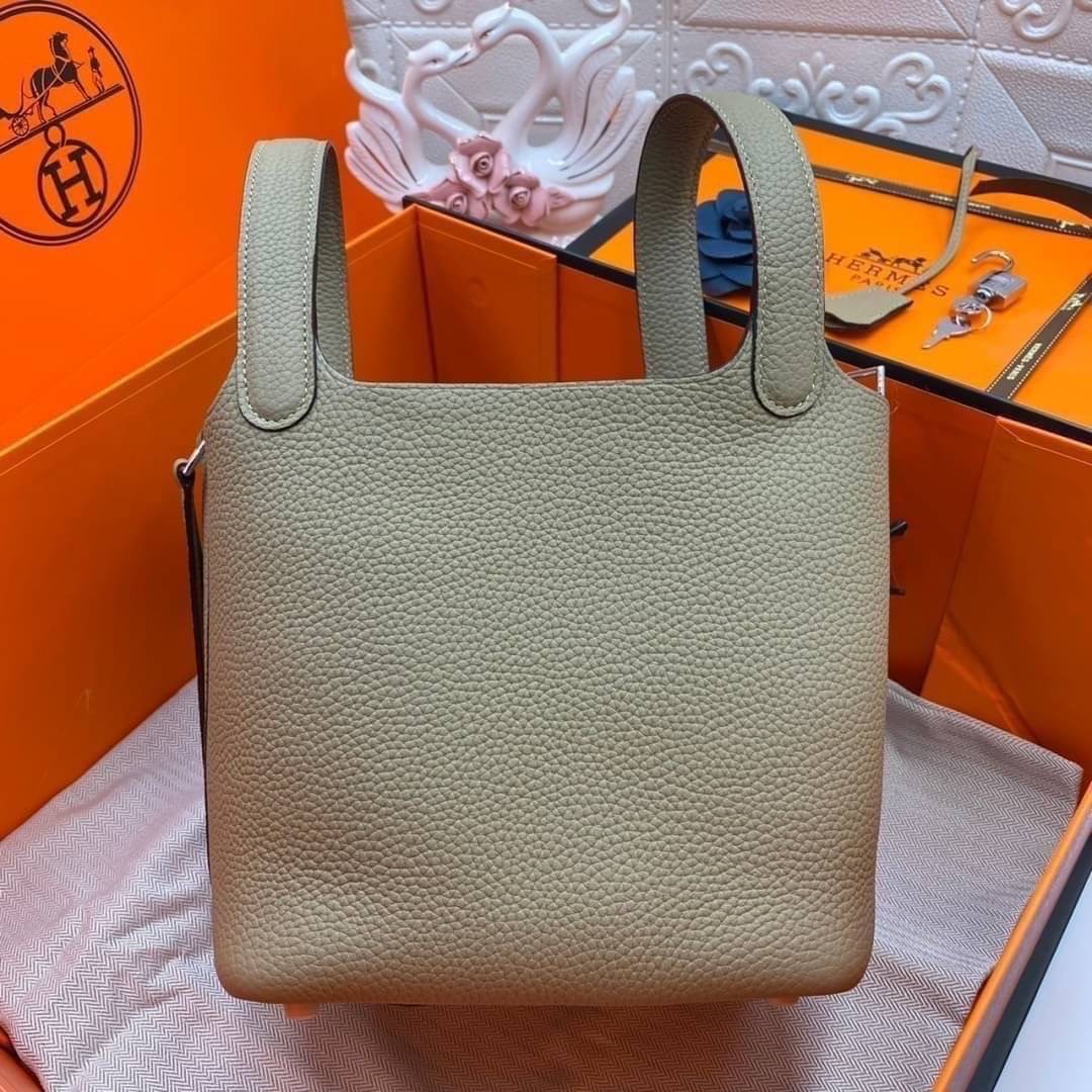 หนังแท้ Hermes Picotin Lock 18 bag กระเป๋าถือแบรนด์หรูระดับโลก งานเกรดออรินอล หนังแท้ทั้งใบ หนังมีลายทอริลลอนคล้ายของจริง มาพร้อมตัวล็อคเคลลี่ Kelly lock รูปทรงเรียบแต่หรู ใช้งานได้ทุกโอกาส ถือง่าย ใช้งานง่าย ภายในโล่งกว้าง ภาพสินค้าถ่ายจากงานขายจริง ใช้ง