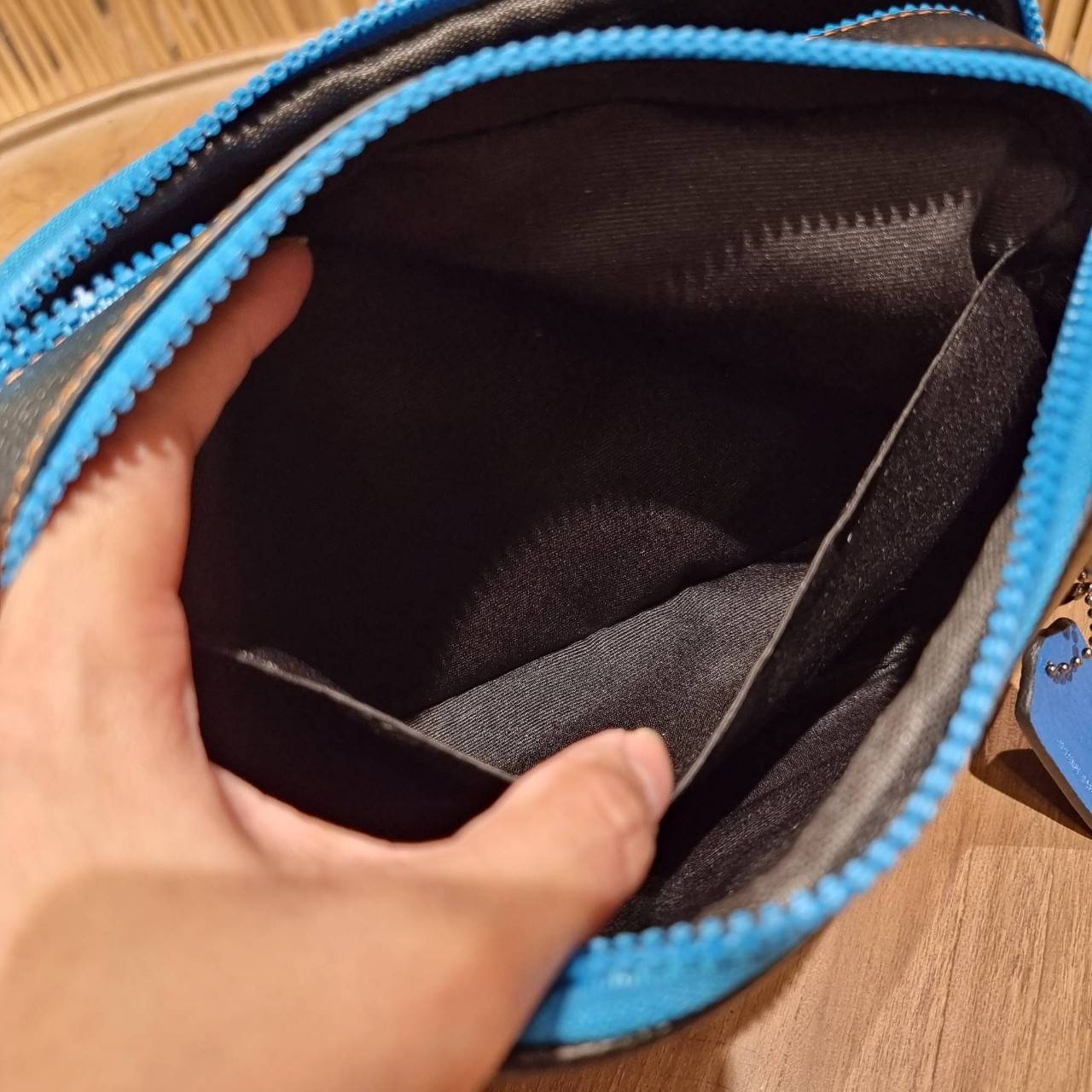 COACH C4027 COACH x PEANUTS GRAHAM CROSSBODY IN SIGNATURE CANVAS WITH SNOOPY จัดให้อีกไอเท็มจ้า สำหรับสาวกสนูปพีโดยเฉพาะ กระเป๋าครอสบอดี้ทรงยอดฮิต รุ่นนี้สามารถใช้ยูนิเซ็กส์ได้เลย สาวๆหนุ่มๆได้หมดไม่เกี่ยง!! รูปทรงดีไซน์คลาสสิค โดดเด่นด้วยตัว C ตกแต่งตัวใ