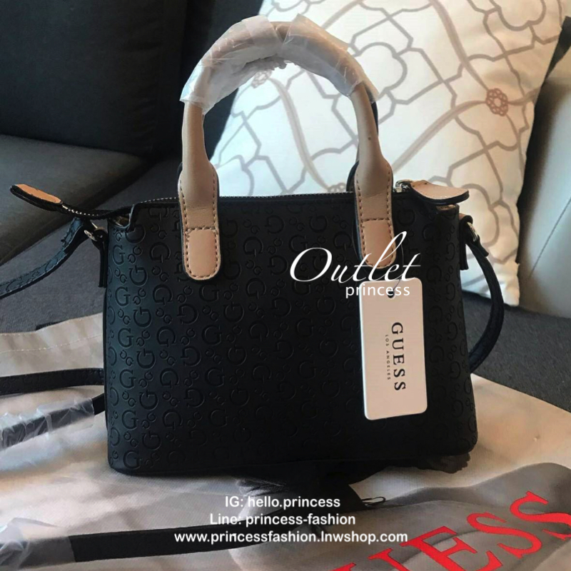 GUESS BALDWINPARK MINI BAG กระเป๋าถือหรือสะพาย วัสดุ Saffiano PU คุณภาพดี นิ่ม น้ำหนักเบา ด้านหน้าประดับด้วยโลโก้แบรนด์สวยหรู ตัวกระเป๋าลาย G ทั้งใบ เปิดปิดกระเป๋าด้วยซิปสะดวกใช้ ด้านในโล่งกว้างมีช่องสำหรับใส่ของหลายช่อง ใส่กระเป๋าสตางค์ใบกลางได้ ใส่Iphon
