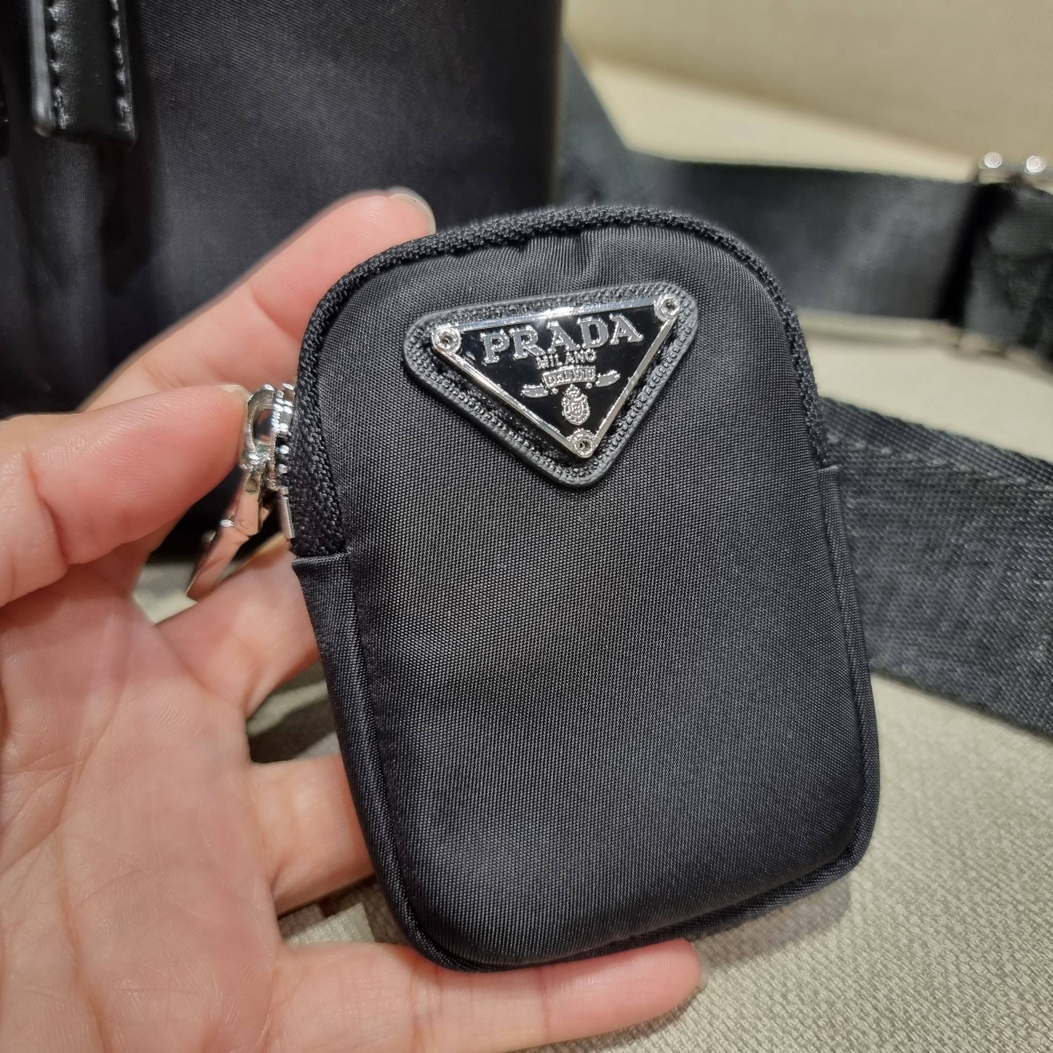 PRADA RE-NYLON AND LEATHER SHOULDER BAG ถึงเวลาของหนุ่มกันแล้ว!! ไอเท็ม best seller ที่เตรียมขึ้นแท่นรุ่นหายาก เท่ คูล ดูดี ไม่เกร่อ กระเป๋าสะพายข้าง รูปทรงเรขาคณิต ดีไซน์เรียบง่าย แต่มีความหรูในตัว วัสดุผ้าไนล่อนคุณภาพ พร้อมใบลูก ไว้ใส่เหรียญ ใส่กุญแจได้