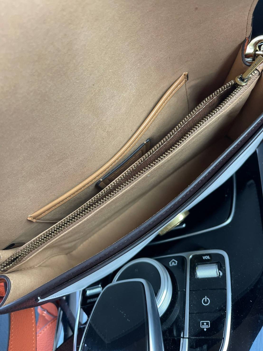 Coach Tabby Shoulder bag Coach Colorblock Tabby Shoulder Bag 26 Taupe Ginger Multi/gold 76105 ให้ลุคเก๋ ๆ ด้วยสีและลวดลายคลาสสิกตามแบบฉบับสาว Coach กระเป๋าสะพายไหล่สุดคลาสสิกรุ่นนี้ เป็นรูปทรงสี่เหลี่ยมผืนผ้าที่เข้าได้กับสาว ๆ ทุกสไตล์ หมุดสำหรับเปิดปิดกร