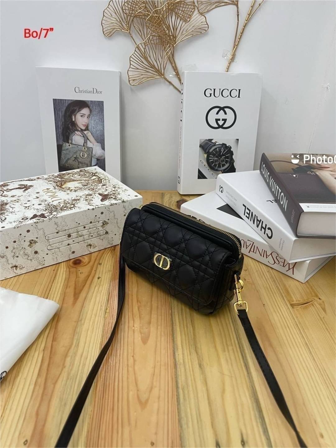 Dior Caro Pouch With Chain กระเป๋าสะพายทรงพอช รุ่นใหม่ ทรงใช้งานง่าย สะดวก กะทัดรัด วัสดุหนังคุณภาพดี มาพร้อมสายหนังสะพาย crossbody และสายโซ่อะไหล่ทองถอดออกได้ ปรับเปลี่ยนได้ตามสไตล์ อีกหนึ่งไอเท็มที่สาวๆต้องมีน้า 🛍 บอกเลยว่าเด็ดจ้า!!