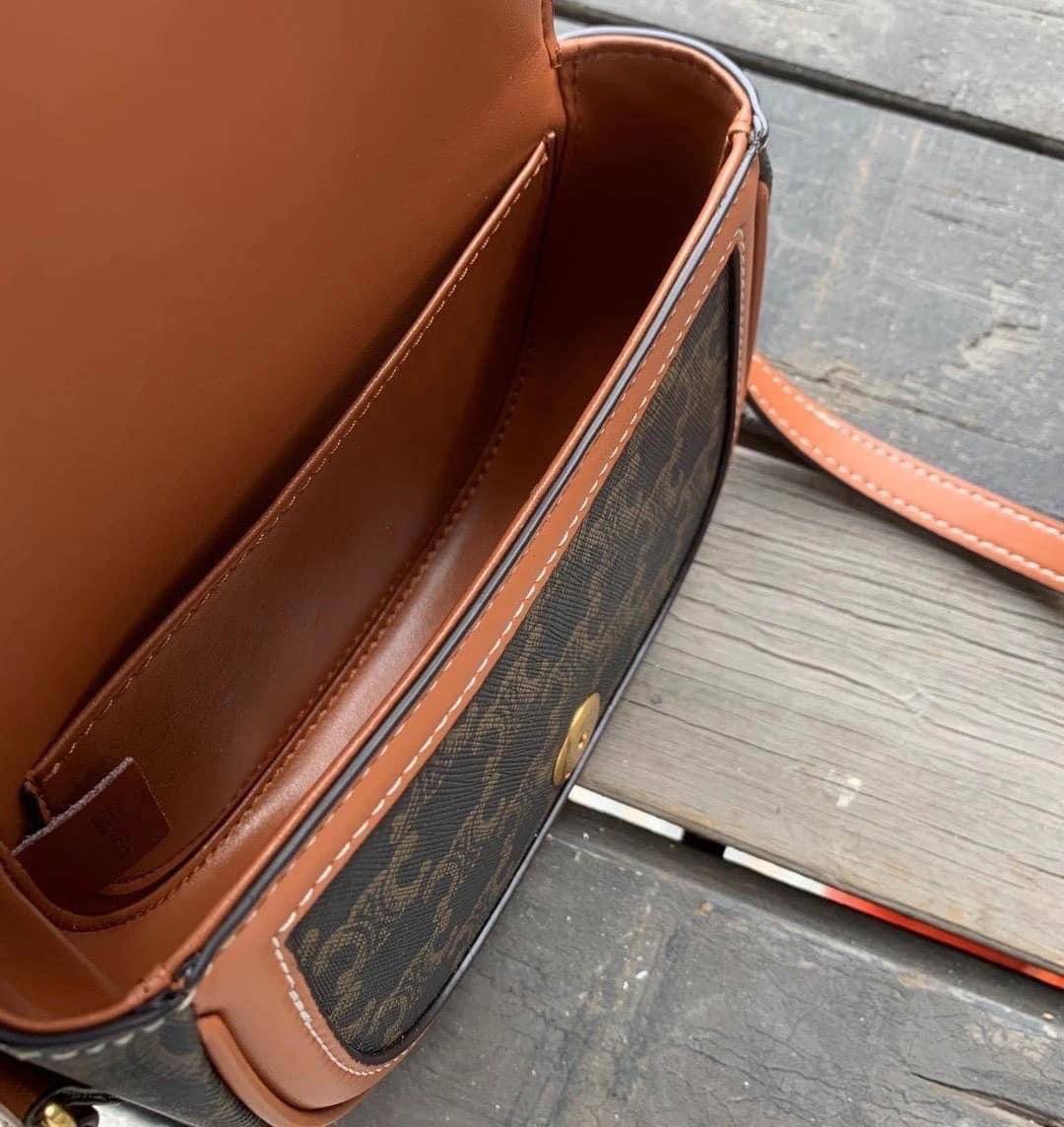 VIP 】หนังแท้ CELINE CROSSBODY BAG CELINE CRECY IN MAILLOM TRIOMPHE JACQUARD AND CAFTSKIN BAG กระเป๋าสะพายทรงสวยหรูอยู่ทรงเปิดปิดด้วยฝาปิดกระดุมโลโก้แบรนด์ ภายในโล่ง ขนาดกะทัดรัด น่ารัก สายสะพายหนังยาวปรับระดับได้จะสะพายไหล่หรือ CROSSBODY ก็ดูดี ตัวจริงสวย