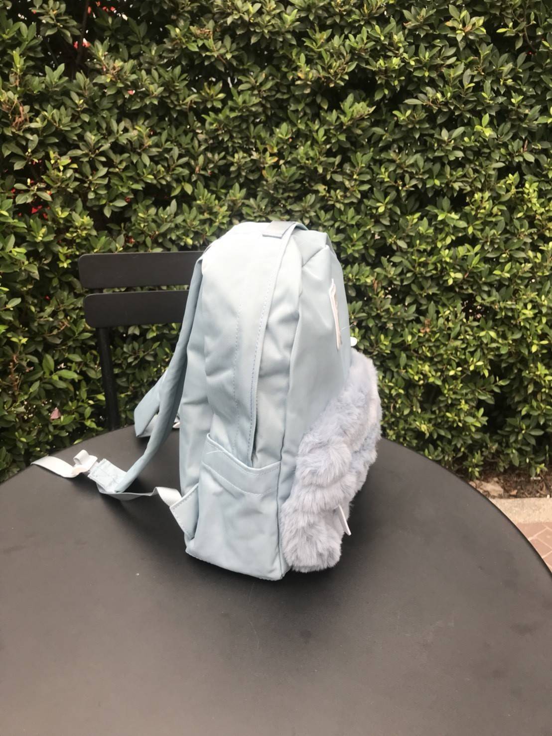 มาแล้ววว แบรนน้องใหม่ CILO CALA กระเป๋าเป้ที่ตอนนี้ฮิตในกลุ่มสาววัยรุ่นที่ญี่ปุ่น และนี้เป็นรุ่นลิมิตเตด CILOCALA FUR BACKPACK สะดุดตาตรงที่มีขนเฟอร์นุ่มนิ่ม อยู่ตรงช่องกระเป๋าซิปด้านหน้า ทำให้ใบนี้ดูน่ารัก หวาน ฟรุ้งฟริ้งขึ้น