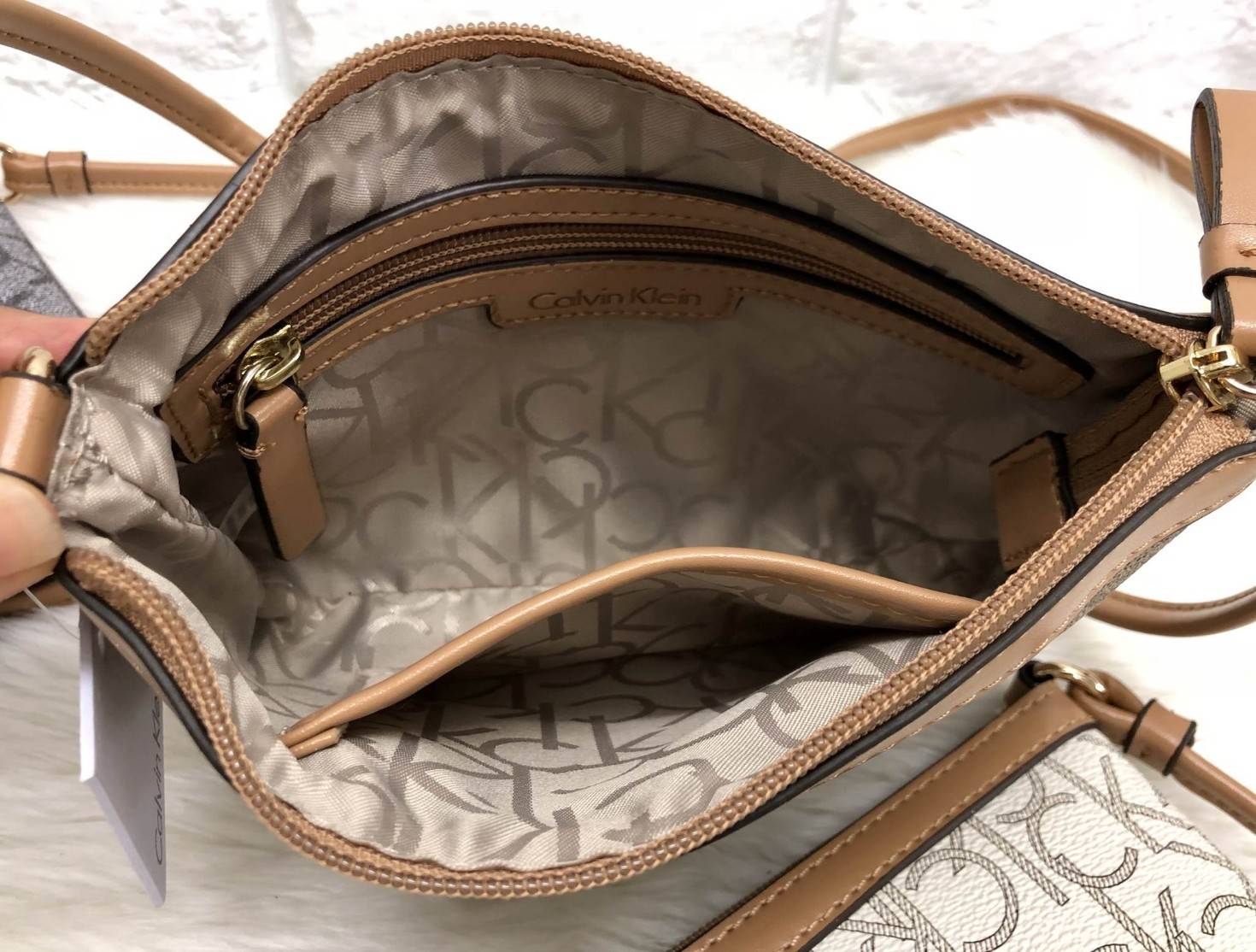 CALVIN KIEIN MINI CROSSBODY BAG กระเป๋าสะพาย size mini น่ารัก วัสดุหนังลายแบรนด์รอบใบ ด้านหน้าประกับ l0go brand อะไหล่ทอง เปิดปิดกระเป๋าแบบซิป ภายในโล่ง ใส่ธนบัตร, bookbank, มือถือได้ทุกรุ่น สายสะพาย เป็นหนังนิ่มสะพายสบาย ใบนี้ classic ตลอดกาลค่ะ