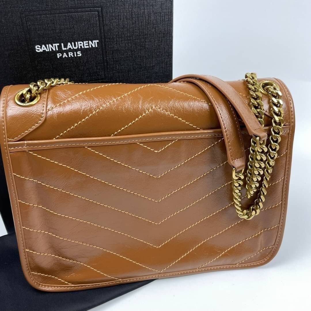 Saint Laurent Niki shoulder bag กระเป๋าสะพายรุ่นโดดเด่นด้วยโครงสร้างทำจากหนังวัว หนังมันเงา นิ่ม งานสวยมากๆ ค่ะ ด้านหน้าประดับโลโก้แบรนด์ และมีช่องสำหรับเก็บของที่หยิบใช้บ่อย ตอบโจทย์การใช้ชีวิตระหว่างวันได้ดีมากๆ สายสพายดีไซน์ได้หลายรูปแบบ แมทกับการแต่งต