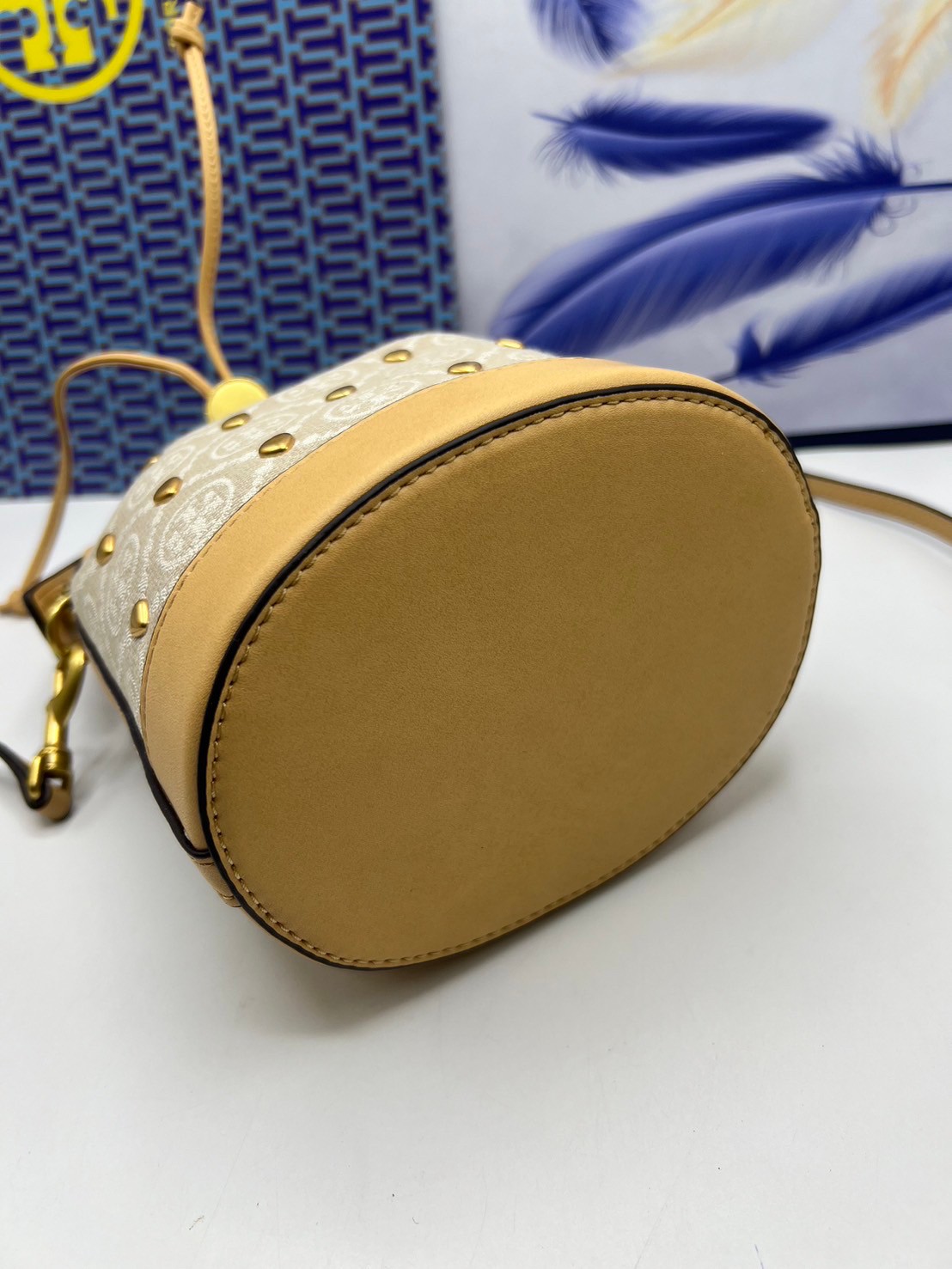 TORY BURCH T MONOGRAM EMBELLISHED MINI BUCKET BAG NEW IVORY MULTI กระเป๋าทรงบัคเก็ตแต่งหัวใจสีทองสวยหรู น่ารักรุ่นใหม่ล่าสุด เกรดท็อปออริ เทียบแท้ 1:1 เกรดดีสุด ใช้งานต่างประเทศได้