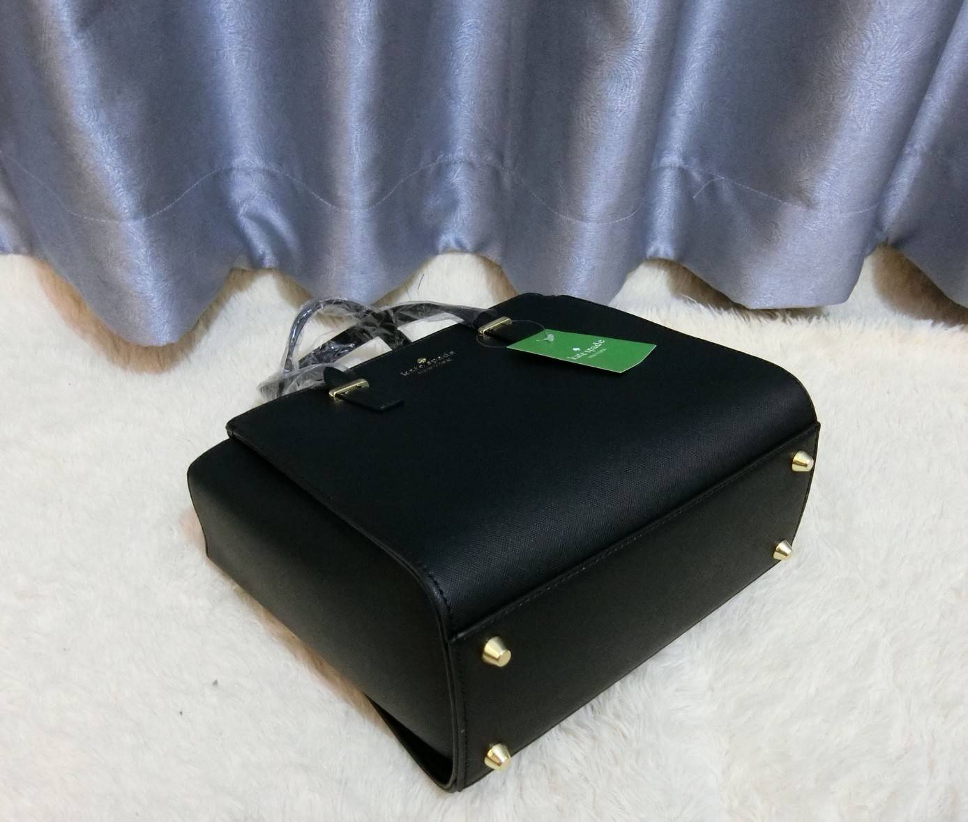 Don't Miss! KATE SPADE NEW YORK CEDAR STREET HAYDEN BAG กระเป๋าถือหรือสะพายหนัง Saffiano สวยหรูอยู่ทรงสไตล์ PRADA ด้านหน้าประดับโลโก้สีทองสวยไฮโซ ภายในมีช่องซิปและช่องเล็ก ซับในอย่างดีสกรีนลาย Kate Spade กว้างและจุ ใส่ ipad mini กระเป๋าสตางค์ ของใช้ไ