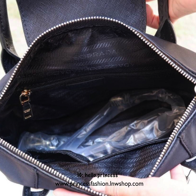 Prada crossbody & handbag กระเป๋าถือหรือสะพาย วัสดุ nylon+pu. premium gift จาก Prada เปิดปิด ด้วยฝาปิดกระดุมแม่เหล็ก อะไหล่ทอง ภายในกว้าง ใส่ wallet ยาว, iPad ได้ มีช่องเล็ก และช่องซิป มาพร้อมสายยาว ถอด ปรับได้ค่ะ