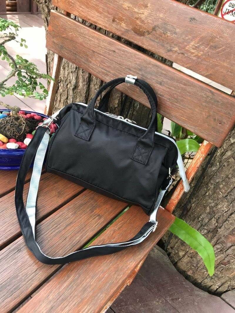 Anello Repellency Edition2 Mini Shoulder Bag (FSO-B025) กระเป๋าสะพายข้างวัสดุNylon & Polyesterหนา กันน้ำได้ น้ำหนักเบา มาพร้อมสายสะพายถอดและปรับความยาวได้ เปิดปิดด้วยซิปคู่ ภายในกว้างใส่กระเป๋าสตางค์ยาว มินิไอแพคได้ รุ่นใหม่ลิมิเตทที่น่าสะสมเลยคร้า!