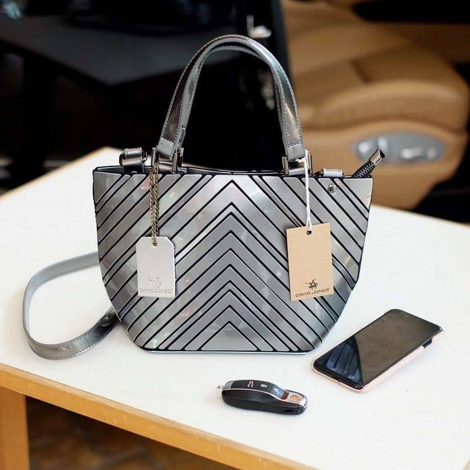 David Jones mini tote bag New arrival & Limited edition กระเป๋าถือหรือสะพาย ลายสวย V shape look modern ปรับใช้ได้ 2 ทรง น้ำหนักเบา ใส่กระเป๋าสตางค์ยาวได้ค่ะ มีช่องเล็กใส่ของจุกจิก ใบนี้ mix & match ได้ทุก look ค่ะ #OBSDAVIDJONES