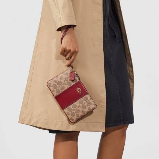 ORI COACH SMALL WRISTLET IN COLORBLOCK SIGNATURE ((32445)) ✔️กระเป๋าคล้องมือ วัสดหนัง pvc อย่างดี ลายซิกเนเจอร์ ตัดขอบสีตรงกลางสวยงามมากๆค่ะ