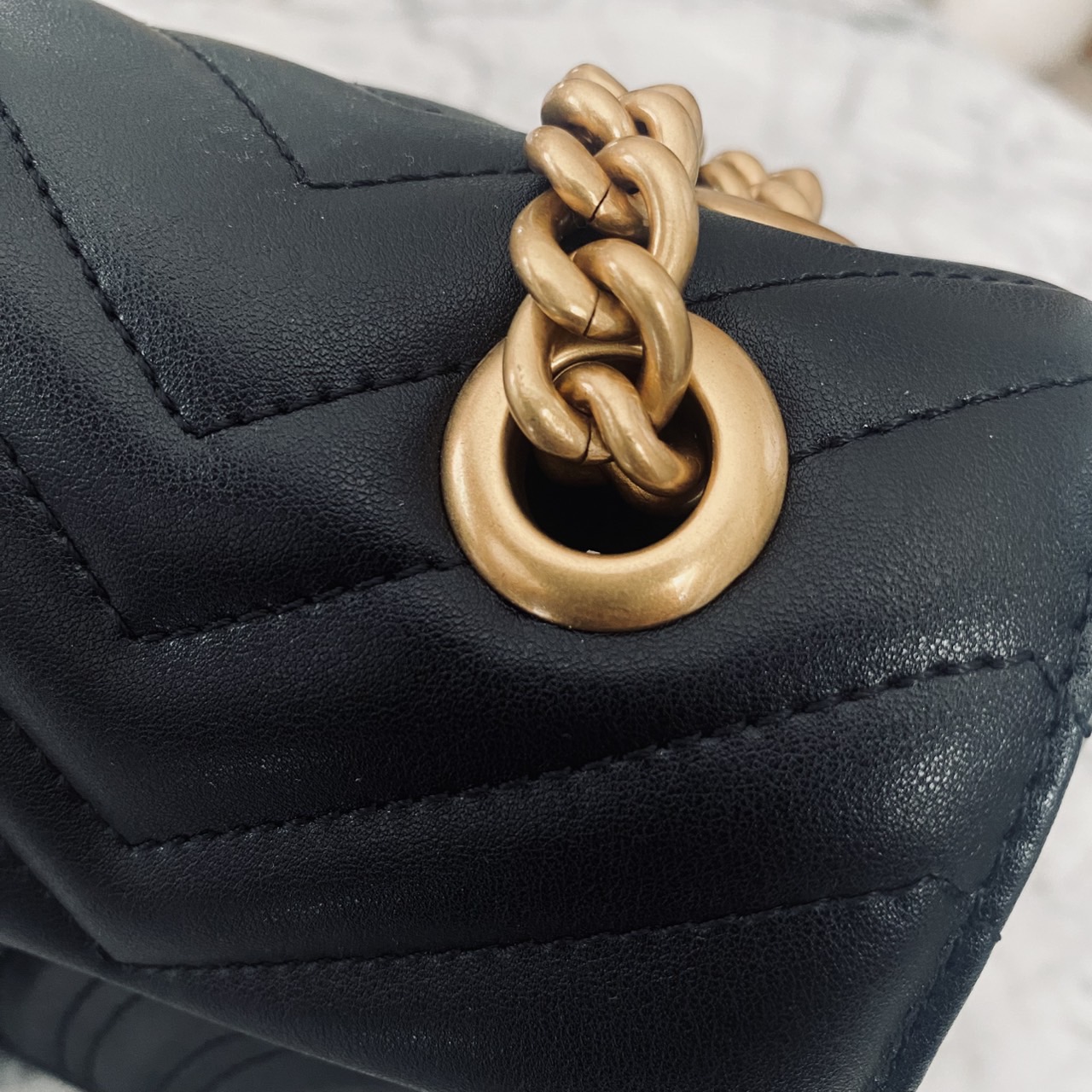 GUCCI GG Marmont Small Shoulder Bag กระเป๋าสะพายรุ่นคลาสสิค แต่งโลโก้สีทองโดดเด่น สวยหรูดูแพงขับผิว อัพลุคได้สบายๆ ด้านหลังดีไซน์รูปหัวใจ 🖤