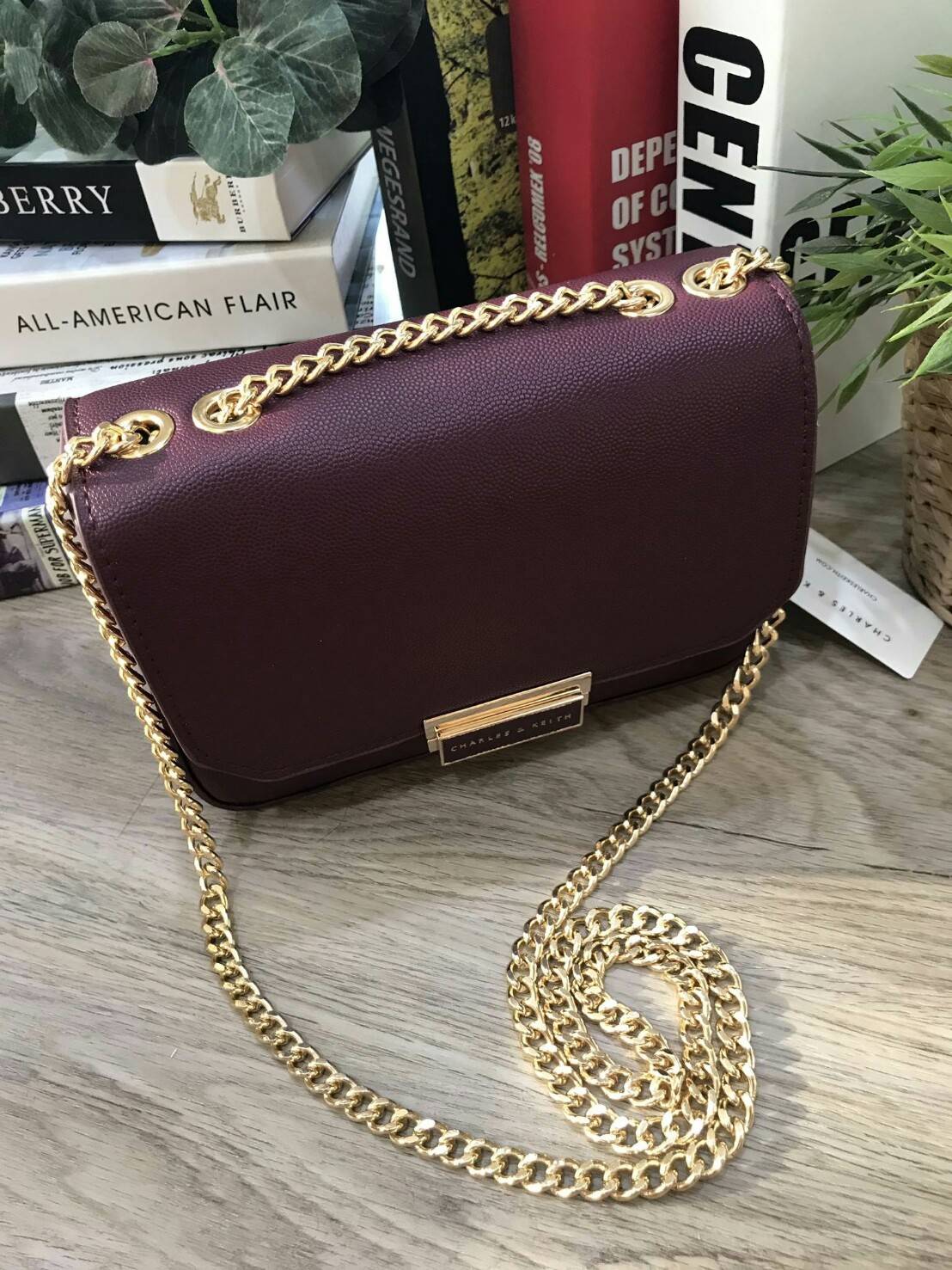 CHARLES & KEITH PUSH-LOCK CHAIN SLING BAG 2018 กระเป๋าสะพายวัสดุหนังคาเวียร์สวยอยู่ทรง ขนาดมินิกำลังดี น้ำหนักเบา เปิดปิดด้วยฝาปิดตัวล็อคปั๊มโลโก้ด้านหน้า ภายใน มีช่องซิป และช่องใส่บัตร มาพร้อมสายสะพายโซ่ยาวสามารถซ้อนสายสั้นสะพายไหล่ หรือสายยาว Crossbodyไ