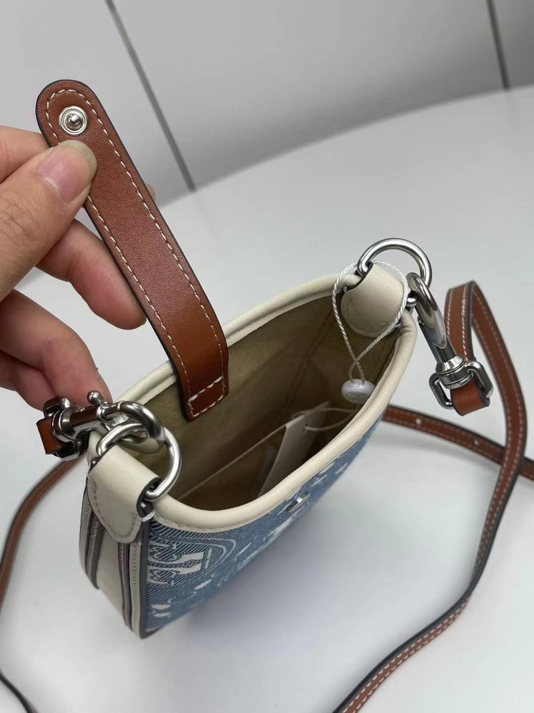 Tory Burch T Monogram Phone Crossbody / Tory Phone Bag พร้อมส่ง กระเป๋าใส่โทรศัพท์ สวยคม ด้านหลังมีช่องใส่บัตร