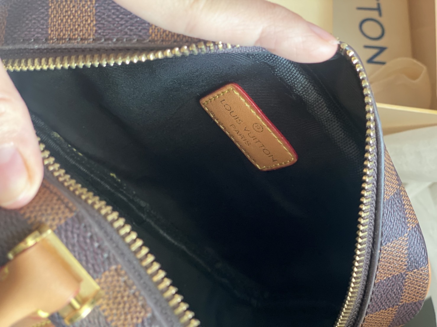 LV Valisette Souple BB Damier Ebene / LV Vanity Bag เกรดออริจินอล ใช้งานต่างประเทศได้ พร้อมส่งที่ไทย กระเป๋าถือทรงสวย ขนาดกะทัดรัดที่ได้แรงบันดาลใจมาจากกระเป๋าเดินทางสไตล์วินเทจ