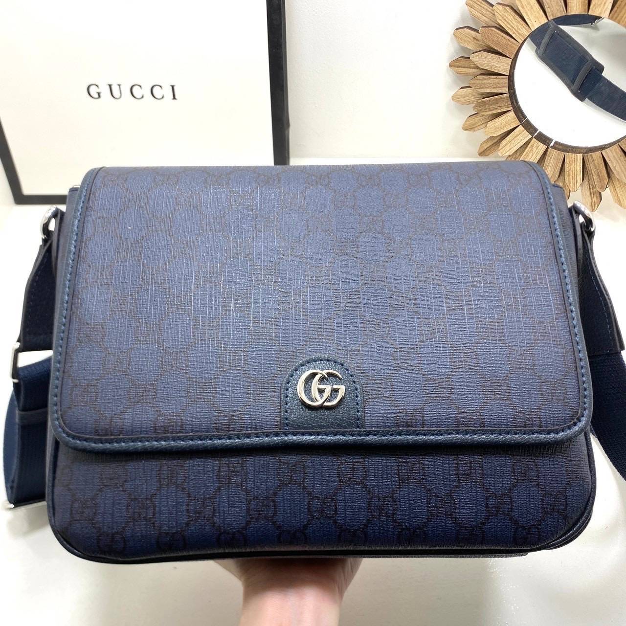 ORI หนังแท้ | GUCCI Ophidia medium messenger bag Navy Blue กระเป๋าสะพายทรงแมสเซ็นเจอร์ Canvas GG Supreme เนื้อผ้าที่เหมาะสำหรับไลน์แอคเซสเซอรี่สำหรับผู้ชาย โดยการเพิ่มกลิ่นอายความโมเดิร์นให้กับดีไซน์ของแบรนด์อันเป็นเอกลักษณ์