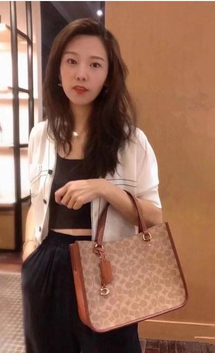 COACH C3889 TYLER CARRYALL 28 IN SIGNATURE CANVAS ((C3460//C3889)) รุ่นยอดฮิตที่สาวๆหลายคนเรียกร้อง กับกระเป๋าถือ/สะพายทรงสวย ที่มาพร้อมสายสะพายไหล่ในตัว และสายครอสบอดี้สำหรับสะพายข้าง ตัวกระเป๋าถูกแบ่งเป็นสัดส่วนสวยงาม มีช่องซิปกลางที่ใหญ่พอสมควร และยังม