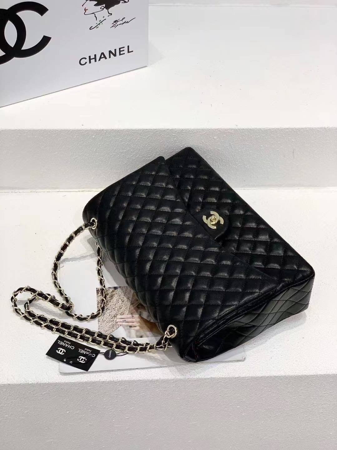 CHANEL MAXI CLASSIC 13.5" กระเป๋าสะพายทรงคลาสสิคใบใหญ่ จุของได้เยอะมากๆ งานสวยหรูมาแต่ไกล สวยงามไม่ผิดหวังค่ะ