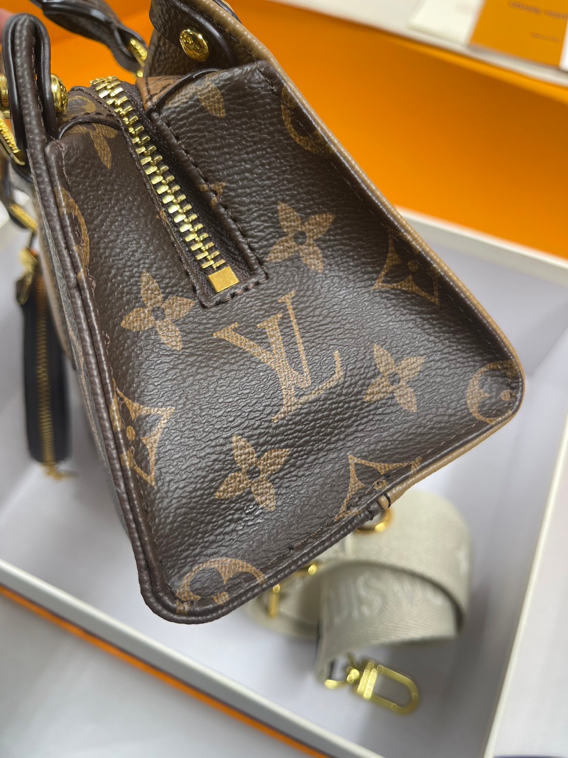 LV OnTheGo East West Monogram Bag / LV BAG พร้อมส่ง 4 สี กระเป๋าโท้ทขนาดกะทัดรัด ดีไซน์ใหม่ประจำฤดูกาล