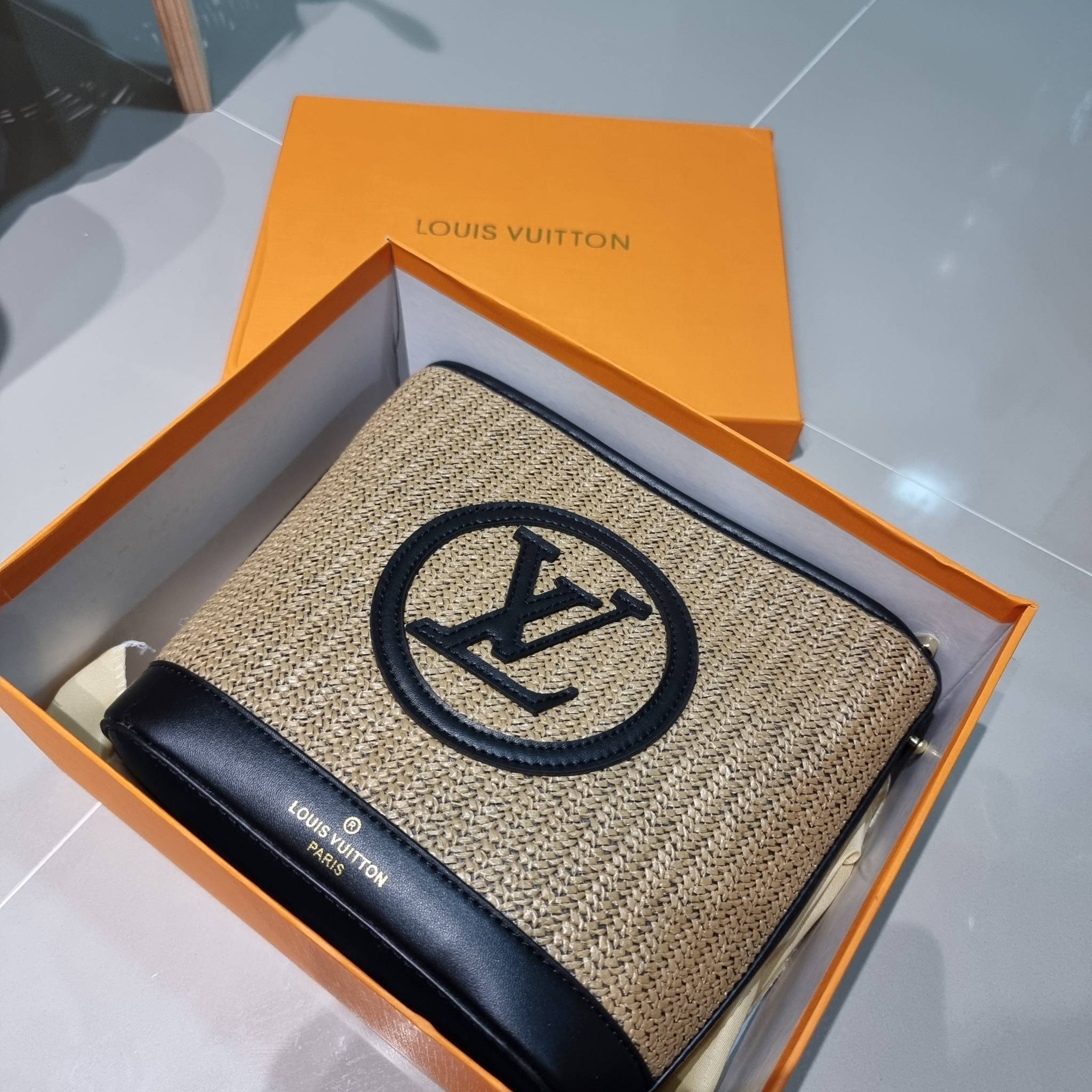 LV PETIT BUCKET BAG ไอเท็มเอ็กซ์คลูซีพจัดมาให้สาวๆโดยเฉพาะ!! กับกระเป๋าสะพายรุ่นลิมิเต็ดหายาก รูปทรงสวยงามสานเต็มใบ และยังโดดเด่นด้วยโลโก้