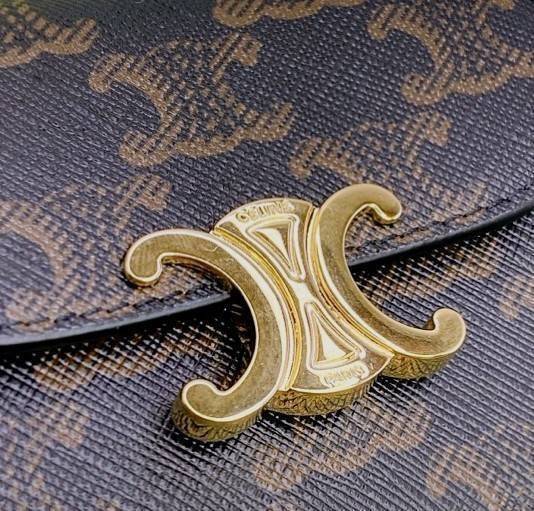 พรีเมี่ยมกิ๊ฟแท้ 100% 】CELINE SHORT WALLET VIP GIFT WITH PURCHASE (GWP) พรีเมี่ยมกิ๊ฟ Limited จาก CELINE HAUTE PARFUME DUTYFREE COUNTER วัสดุ Triomphe Canvas หนังสวยอยู่ทรงปั้มโลโก้