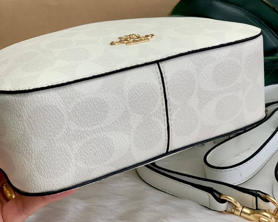 COACH SERENA SATCHEL CROSSBODY BAG กระเป๋าทรงโดมเล็ก น่ารัก แต่ใส่ของได้จุเลยทีเดียว!! มี2ช่องซิปหลัก ช่องค่อนข้างกว้าง สามารถใส่กระเป๋าเงินใบกลางได้;ของจำเป็นอื่นๆได้ครบเลยค่ะ มีช่องเล็กให้ใส่ของจุกจิก ด้านหลังมีช่องเล็กให้อีกช่องค่ะ พร้อมสายยาวถอดออกได้