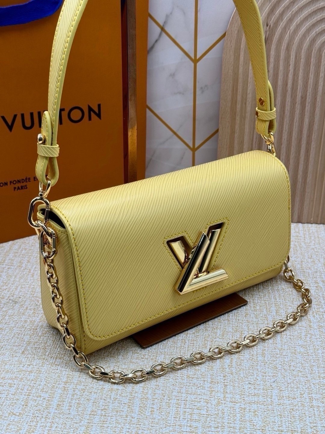 ORI หนังแท้ | LV Twist West Bag กระเป๋าสะพายหนัง Epi ลายเกรน สุดคลาสสิกมาดีไซน์ใหม่ในรูปทรงยาวเผยลุคมีระดับเหนือกาลเวลา ความหรูหราเข้ากับสตรีตสไตล์