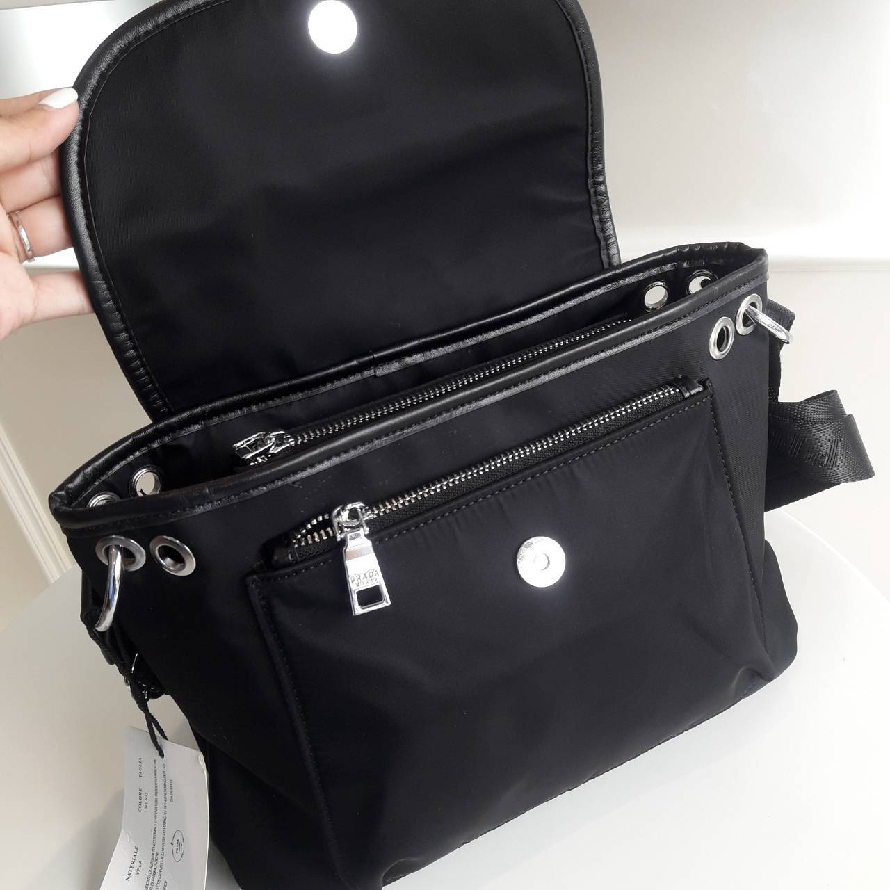 New arrival! จากงานพรีเมี่ยมกิ้ฟ เคาเตอร์ต่างประเทศ Prada nylon รุ่น Limited edition กระเป๋าอเนกประสงค์ สามารถใส่ของได้เยอะมากคะ ด้านหน้าโลโก้อะไหล่เงินทั้งใบ มีช่องซิปหลังฝาเปิด ด้านในมีช่องซิปกลางแบ่งกระเป๋า และยังมีช่องซิป สำหรับสาวๆที่ของเยอะเหมาะมากค