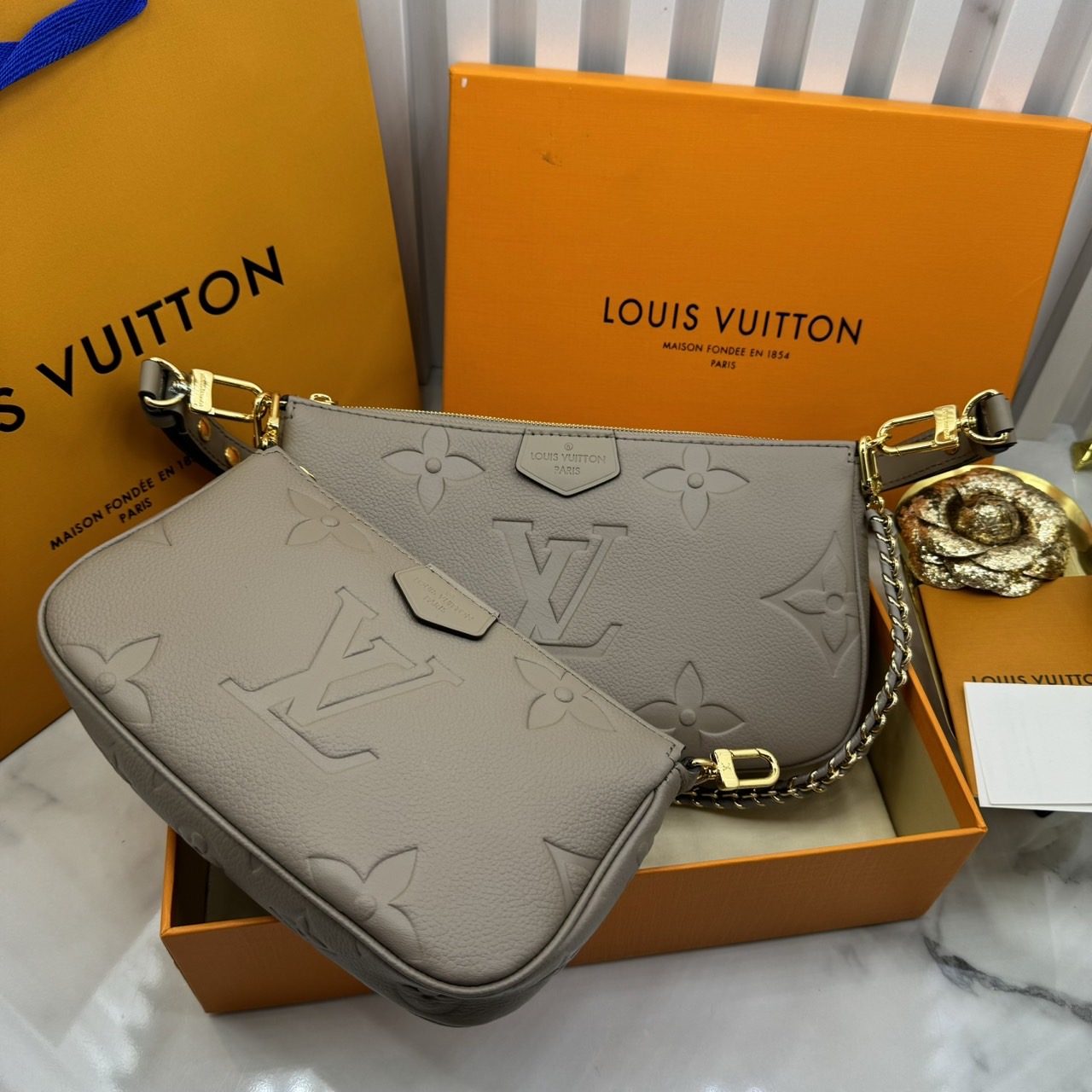 LV Multi Pochette Accessoires Bag กระเป๋าทรงพอช รุ่นใหม่ล่าสุด งานหนังแท้ สวยงามเลอค่า ตามแบบฉบับแบรนด์ ปั้มลายคมชัด มาเป็นเซ็ท 2 ใบ ใช้งานง่าย