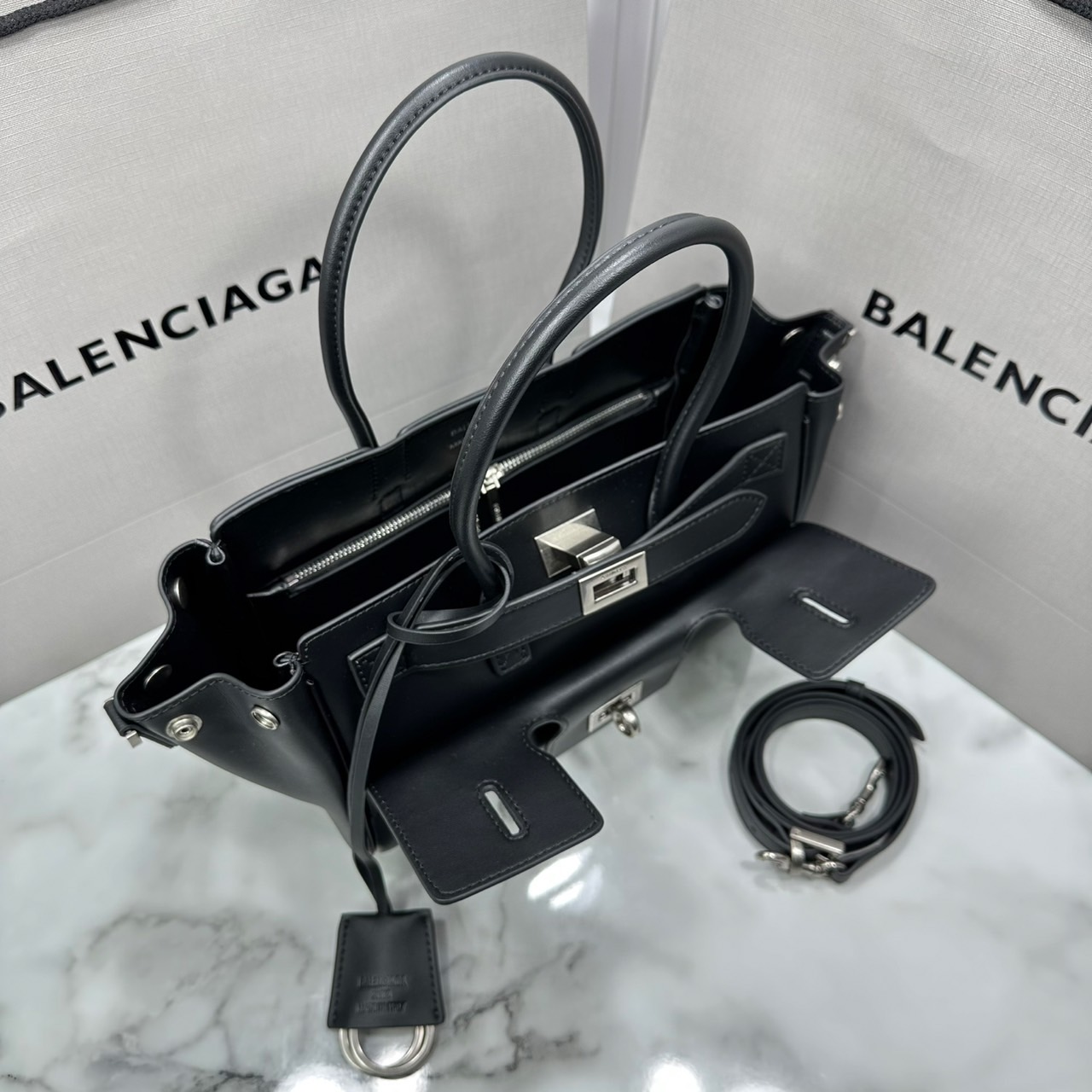 ORI หนังแท้ | Balenciaga Bel Air Carry All Bag Mini in Black smooth leather, aged-gold hardware ที่สุดของไฮแฟชั่น ดีไซน์เหนือกาลเวลาสุดไอคอนิค ต้องยกให้แบรนด์นี้เลยค่ะ กระเป๋าสะพายดีไซน์สวย!! หรู!! เลิศ!! ไม่ซ้ำใคร