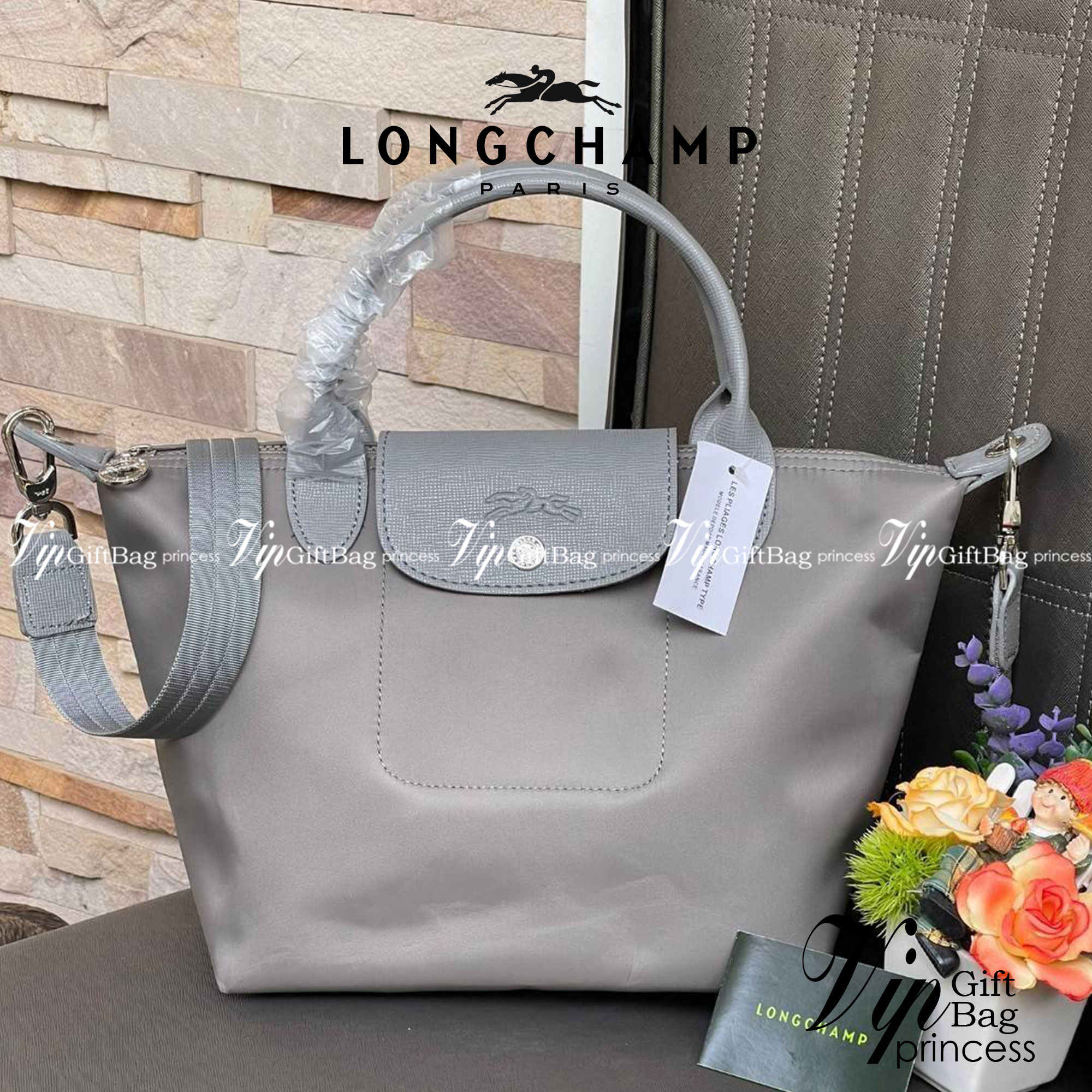 Longchamp Le Pliage Neo Size S มาพบกับกระเป๋ารุ่นยอดนิยม ที่สาวๆ ต้องมีไว้เก็บไว้สักใบ กระเป๋าโท้ทใบนี้ มาพร้อมกับสีที่มีสไตล์เรียบง่าย มีสายสะพายยาวช่วยให้คุณสามารถสะพายไหล่ได้อย่างสบาย ในขณะที่ที่ปิดแบบซิปช่วยให้คุณมั่นใจได้ว่าของด้านในมีความปลอดภัย Le 