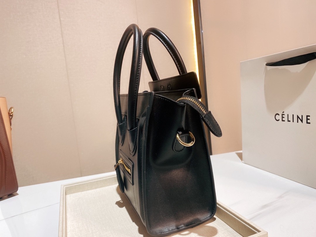 พร้อมส่งรุ่นยอดฮิต!! CELINE HANDLE BAG VIP GIFT WITH PURCHASE (GWP) พรีเมี่ยมกิ๊ฟรุ่นใหม่ Limited Edition จาก CELINE HAUTE PARFUME DUTYFREE COUNTER หนังวัวแท้ ขนาดกำลังดี เปิดปิดด้วยซิปอะไหล่ทองมีที่จับหนัง ด้านในกว้าง ใส่มือถือ กระเป๋าสตางค์ยาวได้สบาย มา